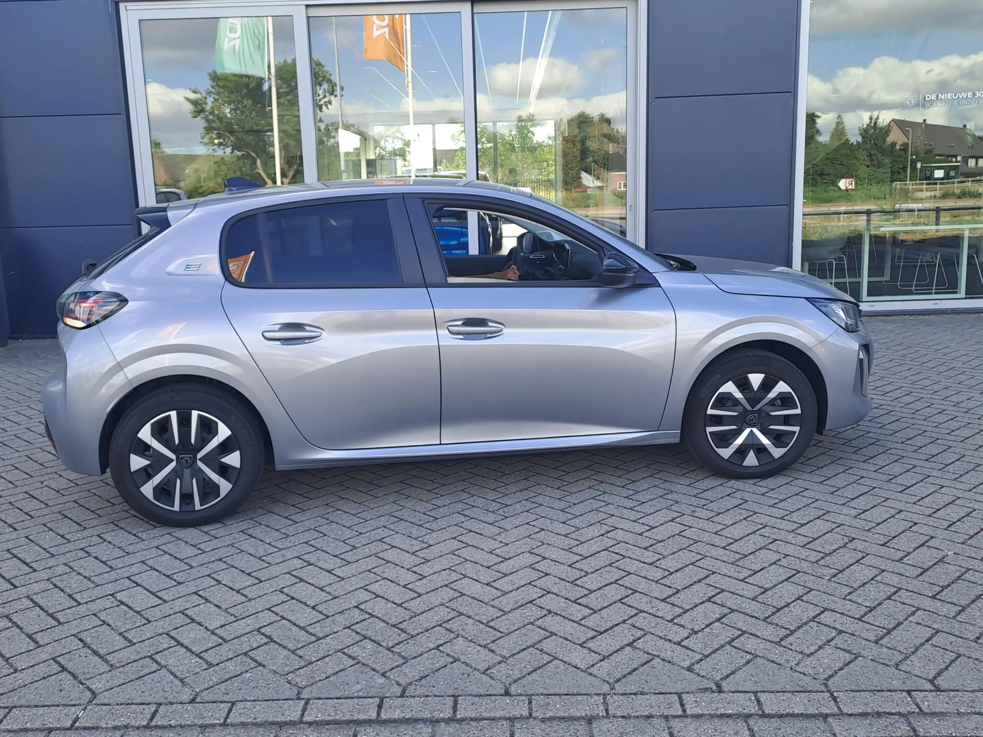 Peugeot e-208 EV Business 51 kWh — photo 6