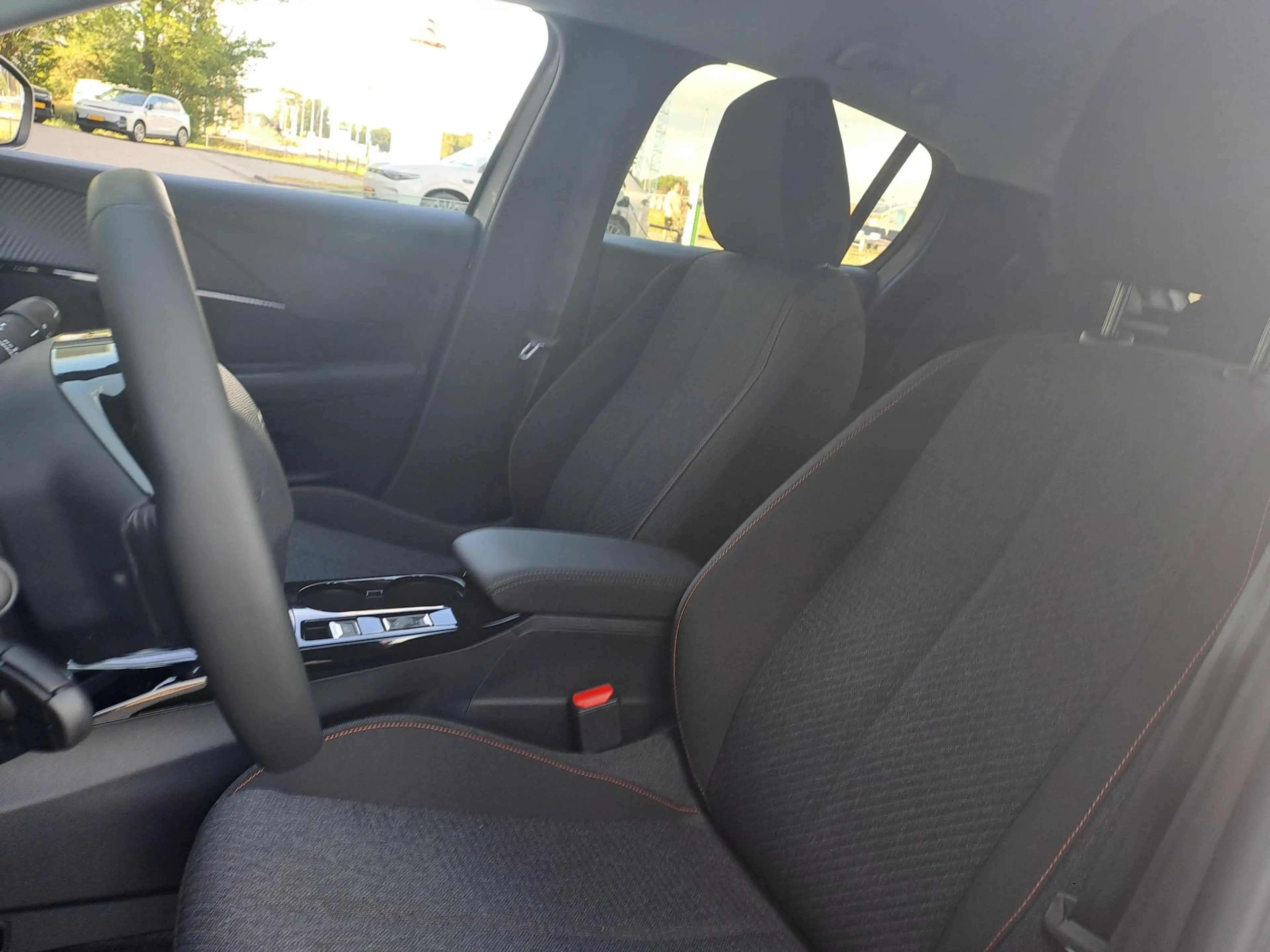 Peugeot e-208 EV Business 51 kWh — photo 2