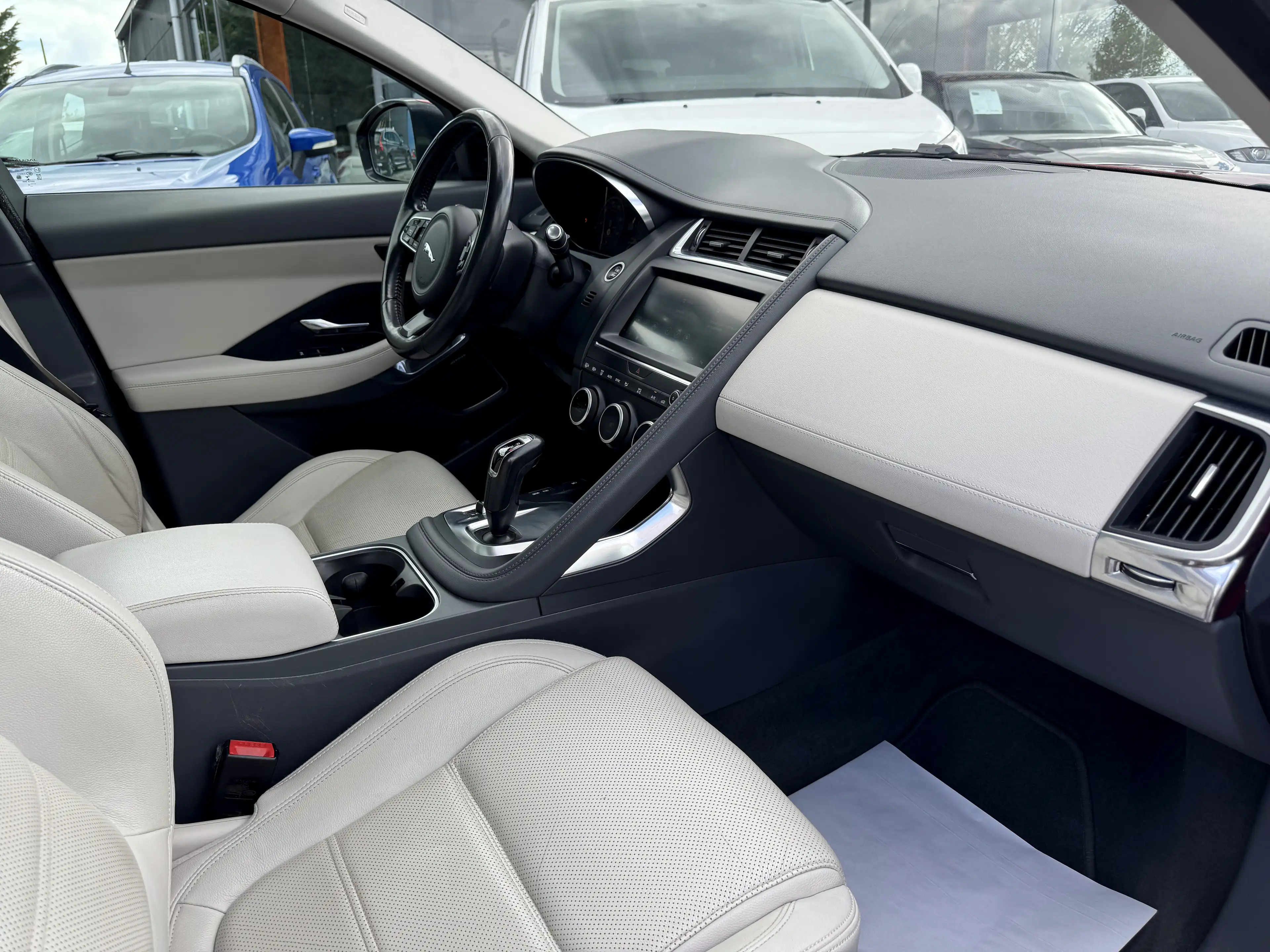 Jaguar E-Pace E-Pace 2.0 D AWD /PANO/CUIR/CARPLAY/ *GARANTIE* — photo 9