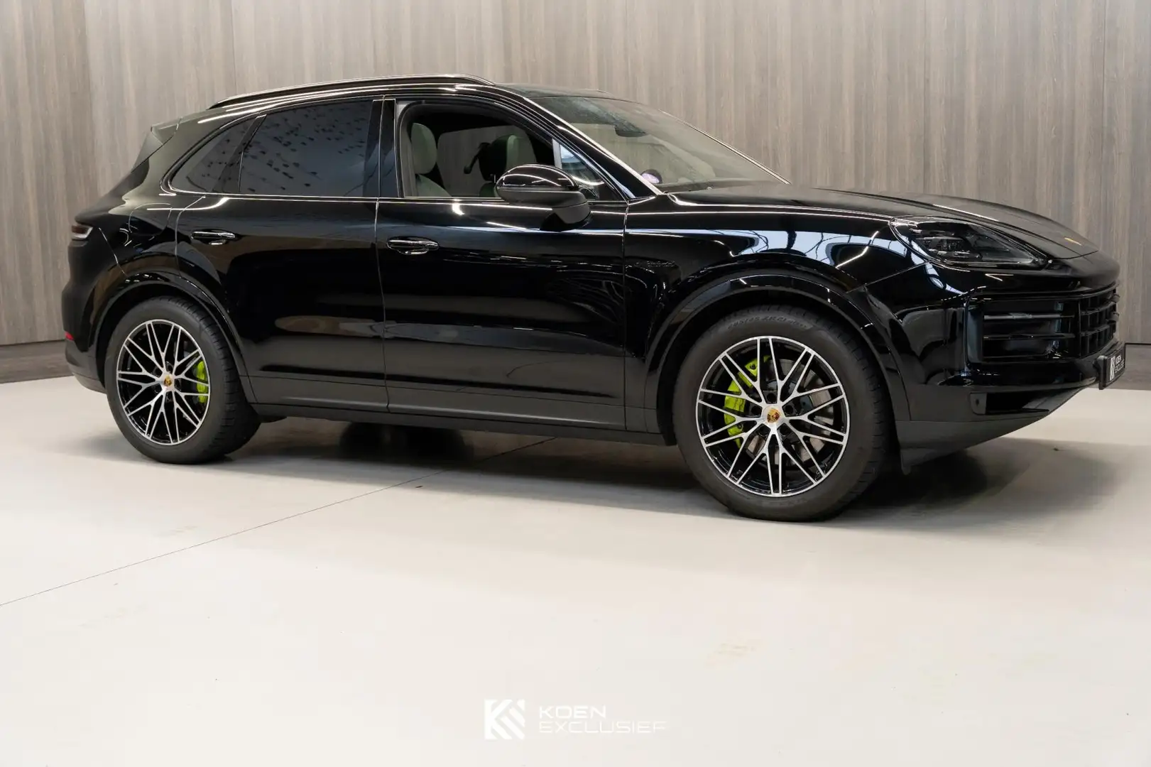 Porsche Cayenne 3.0 E-Hybrid (2023, BTW) faceliftmodel, PDCC, acht Zwart - 2