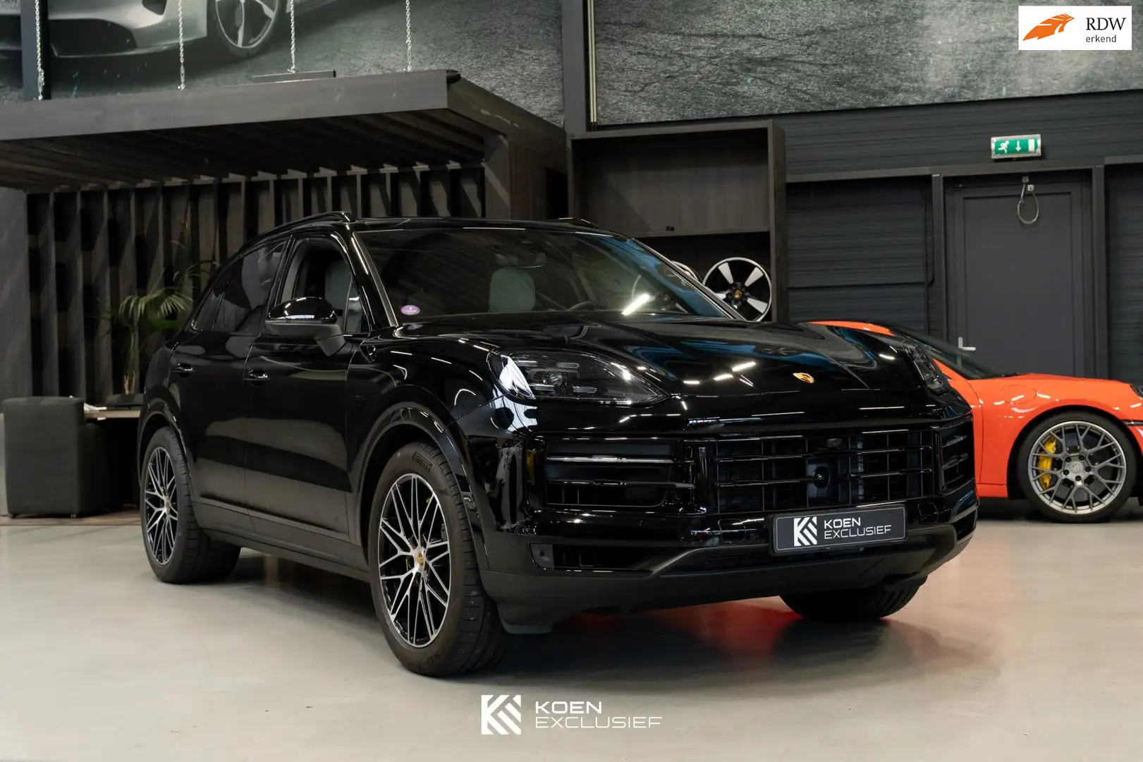 Porsche Cayenne 3.0 E-Hybrid (2023, BTW) faceliftmodel, PDCC, acht Zwart - 1