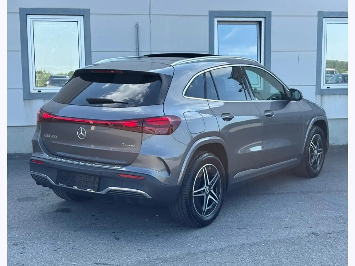 Mercedes-Benz EQA 300 300 4Matic Facelift AMG Toit Pano - 2