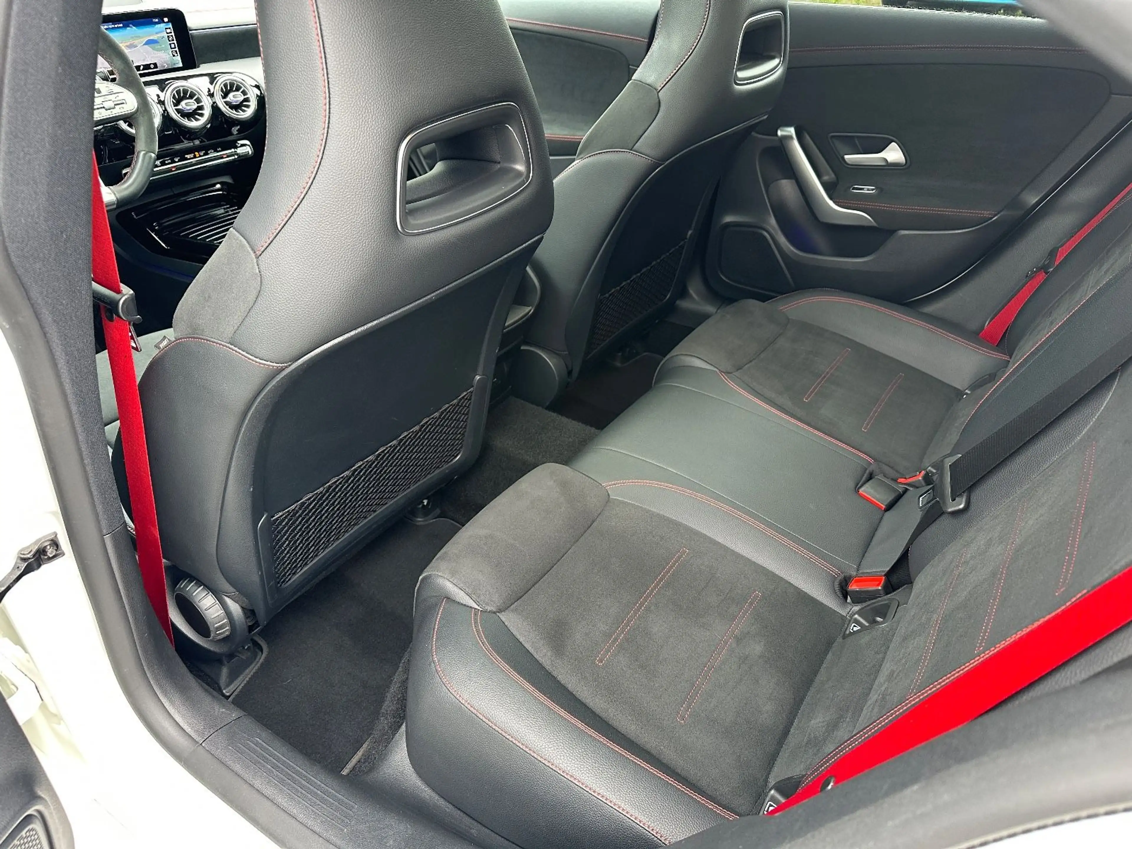 Mercedes-Benz CLA 35 AMG 4Matic Pano 360° Multibeam Night — photo 13