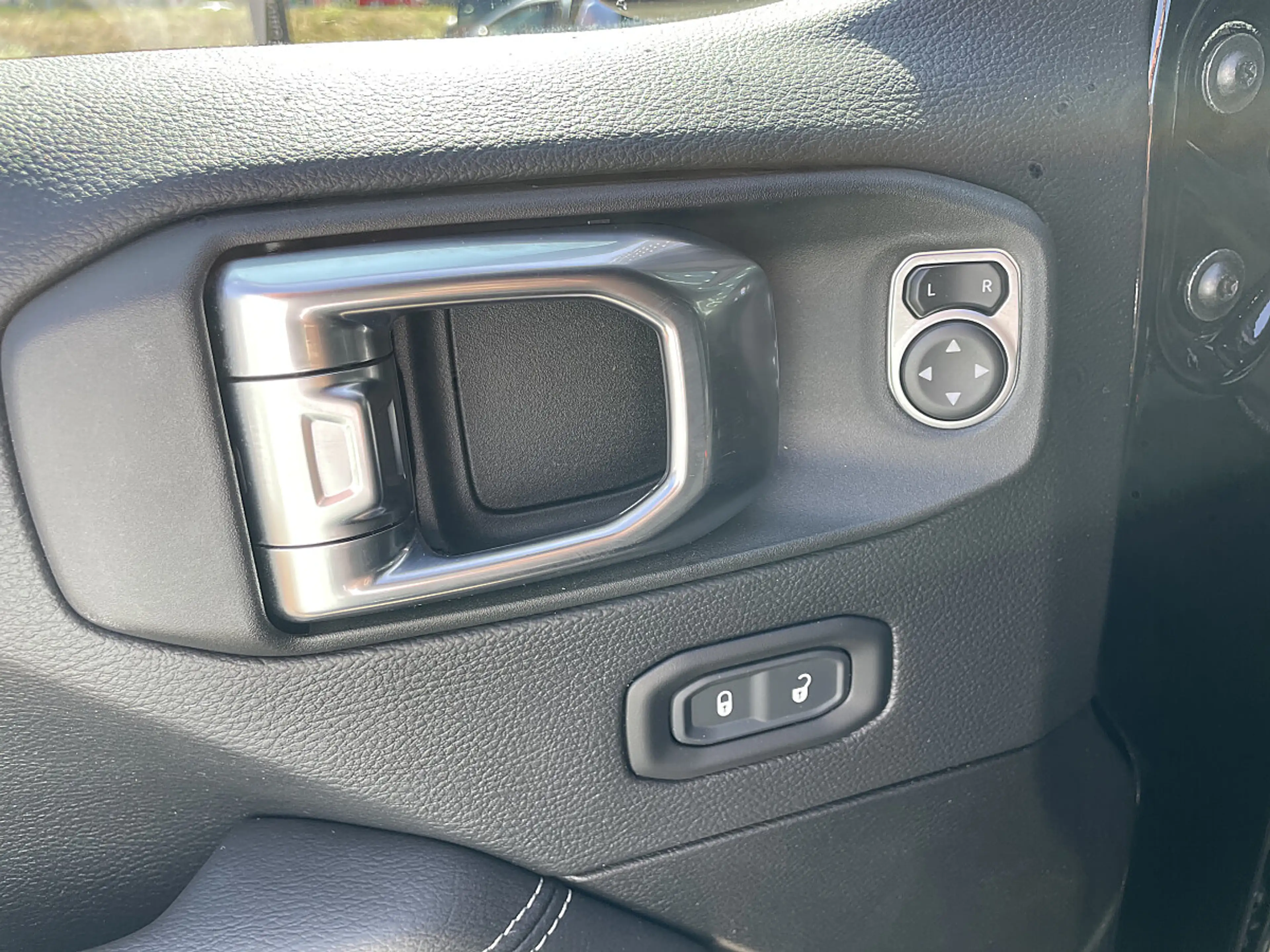 Jeep Wrangler Sahara 2.0 PHEV 380 PS AT 4xe — photo 9