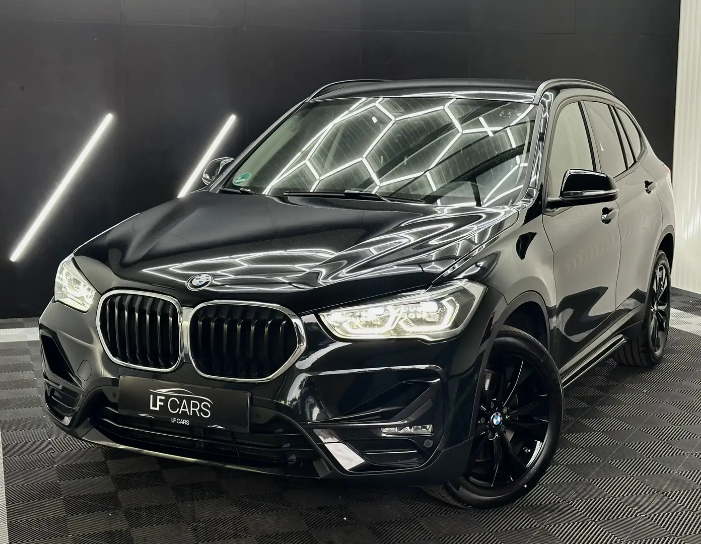BMW X1 xDrive 20d *8-fach bereift  *AHK Schwarz - 1