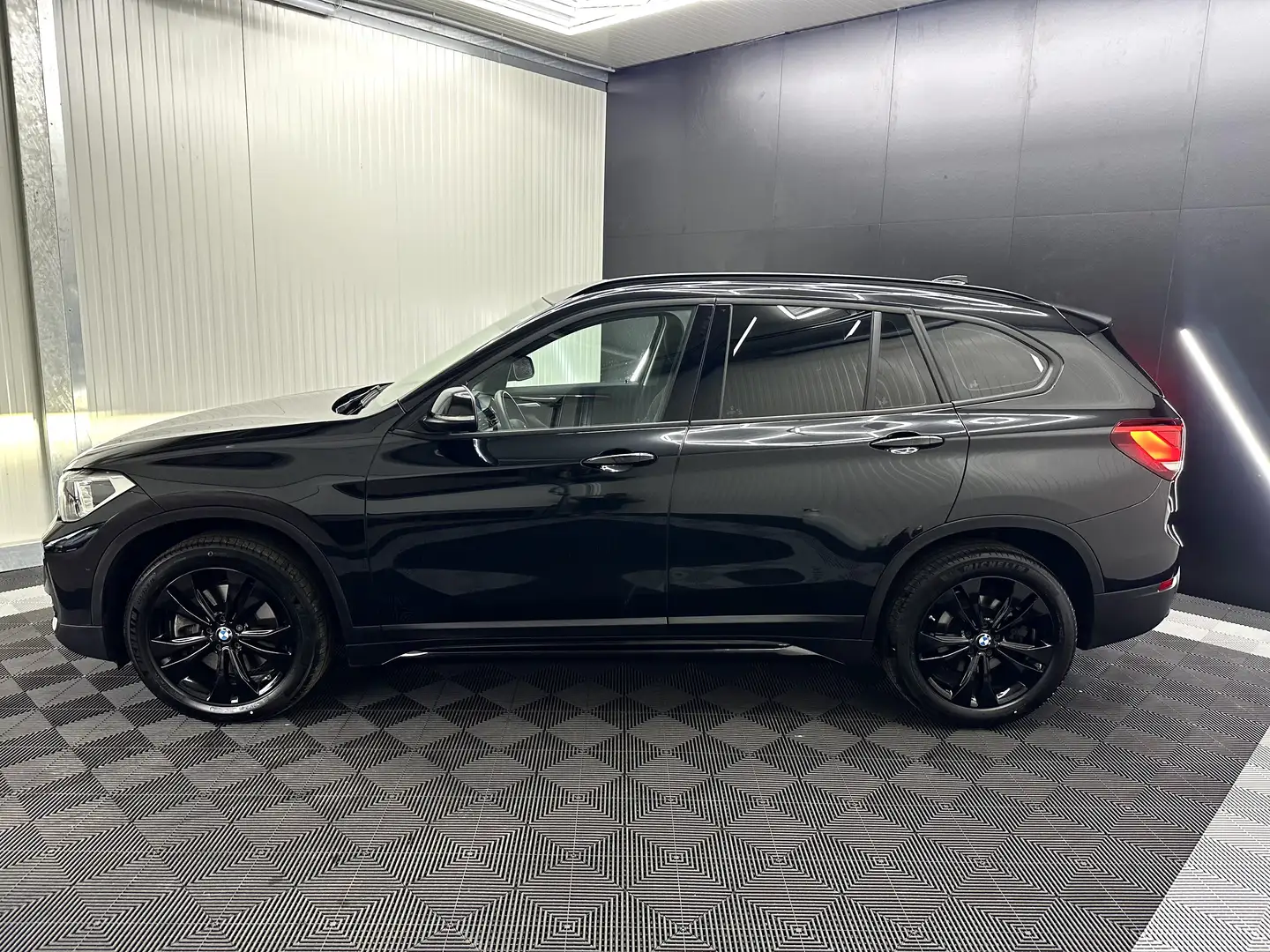 BMW X1 xDrive 20d *8-fach bereift  *AHK Schwarz - 2