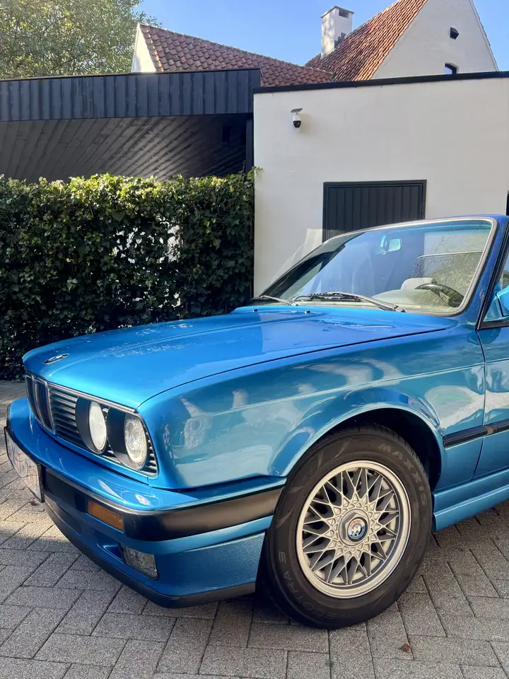 BMW 318 Design edition / Neon blauw mettalic / 1/150, foto 3