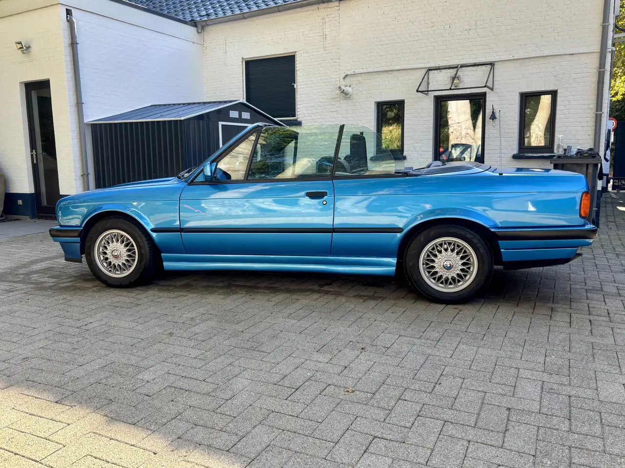 BMW 318 Design edition / Neon blauw mettalic / 1/150, foto 11