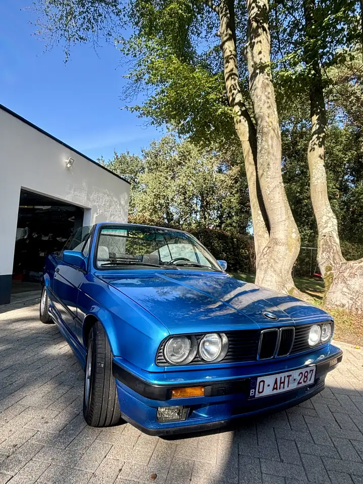 BMW 318 Design edition / Neon blauw mettalic / 1/150, foto 2