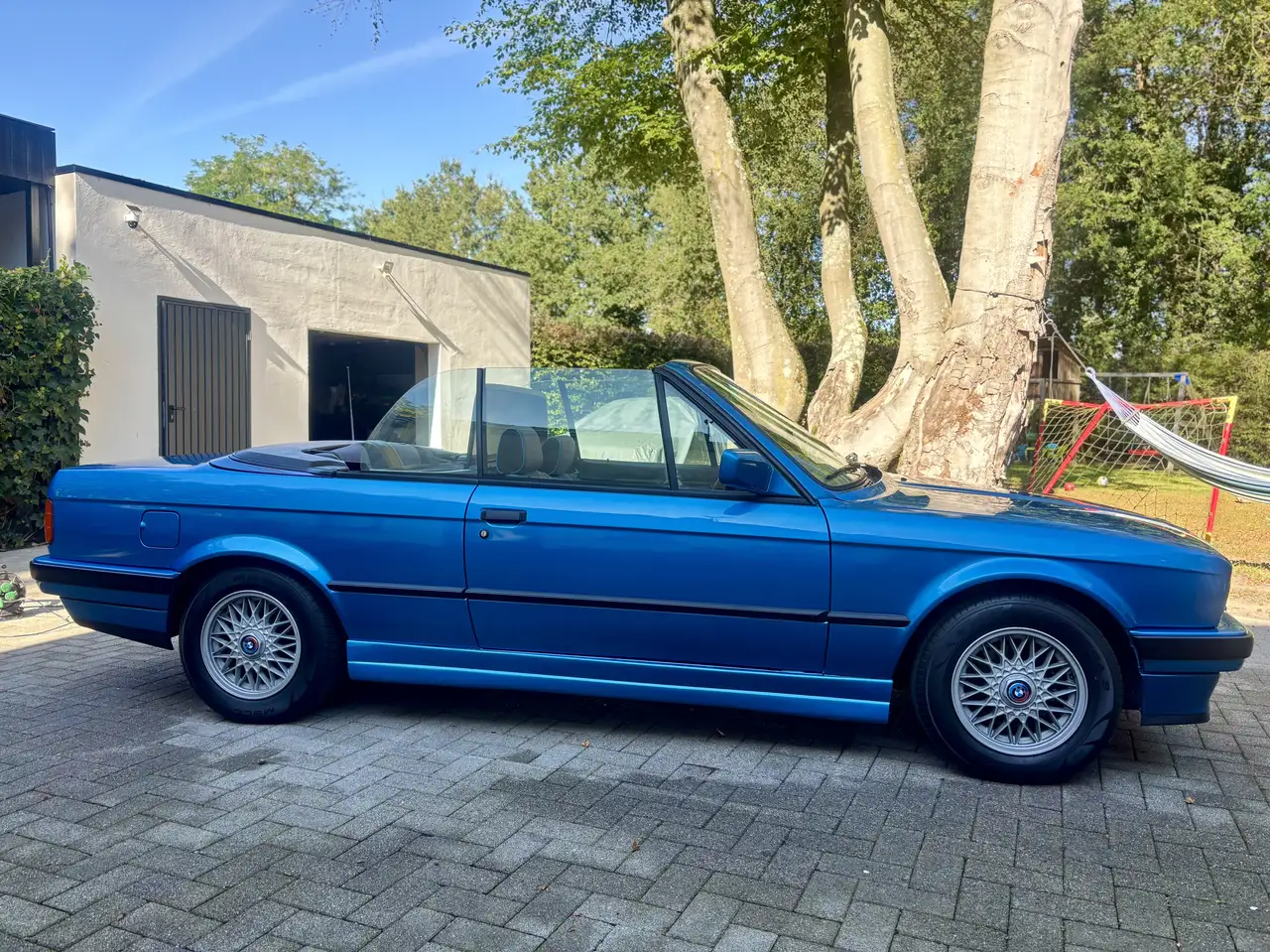 BMW 318 Design edition / Neon blauw mettalic / 1/150, foto 7
