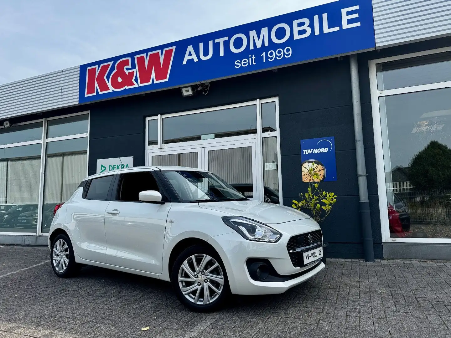 Suzuki Swift Comfort AUTOM.NAVI+CAM KLIMA ACC ALLWETTER Blanc - 1