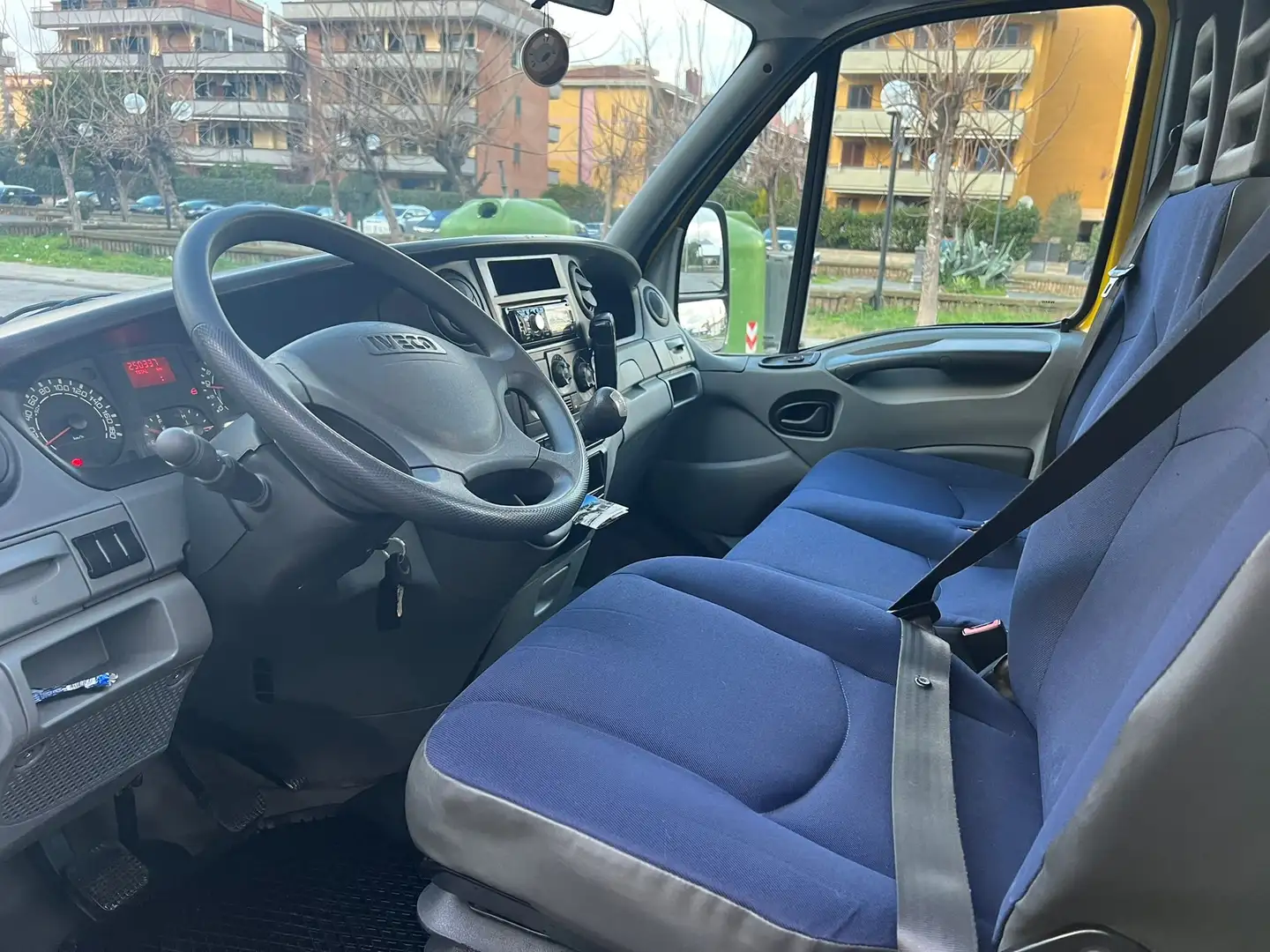 Iveco Daily 35 C 18  CARROATTREZZI COMEAR PATENTE B Galben - 2
