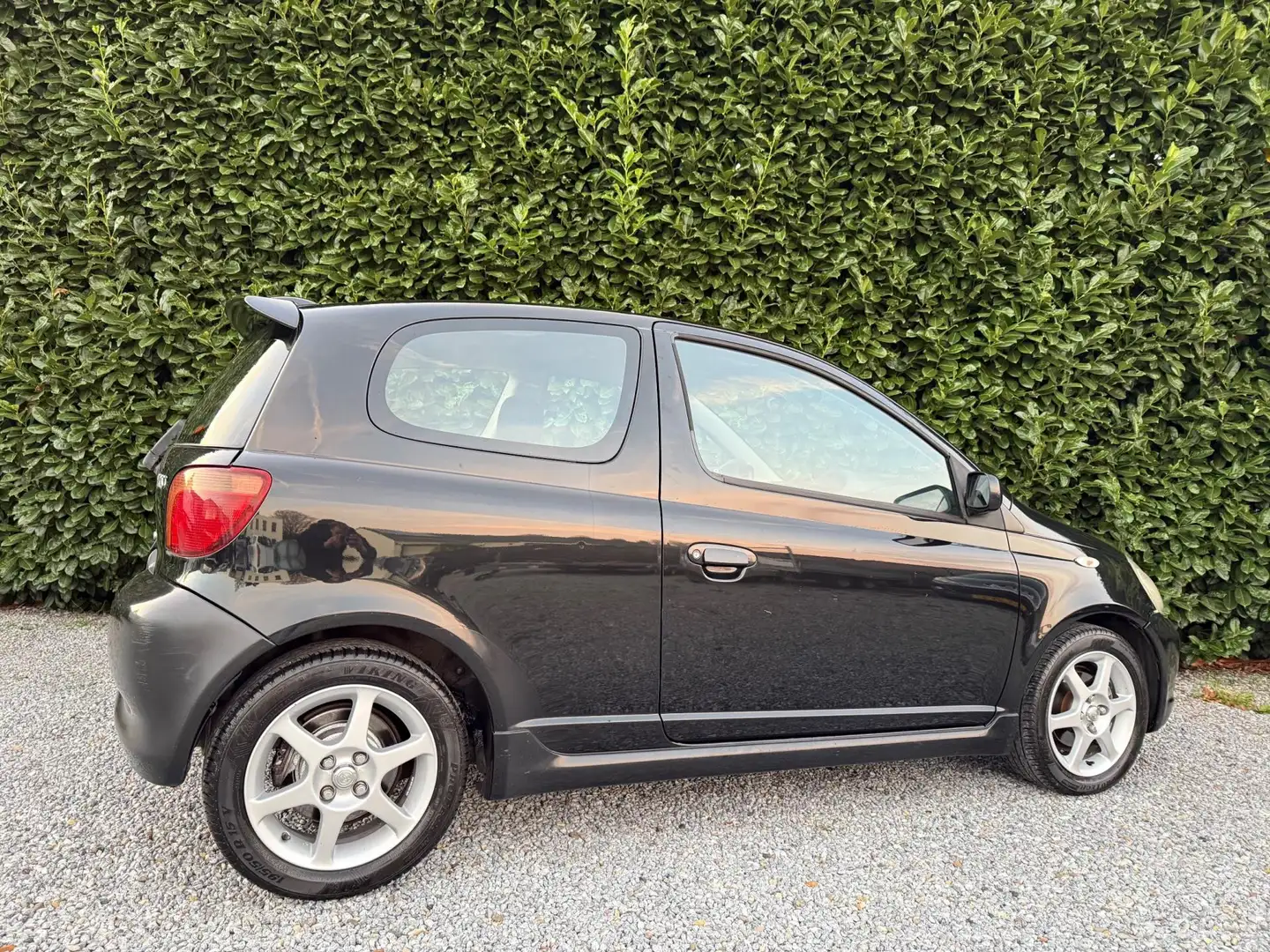 Toyota Yaris 1.5 VVT-i T-Sport | NWE APK | AIRCO | ELEK PKKT Zwart - 2