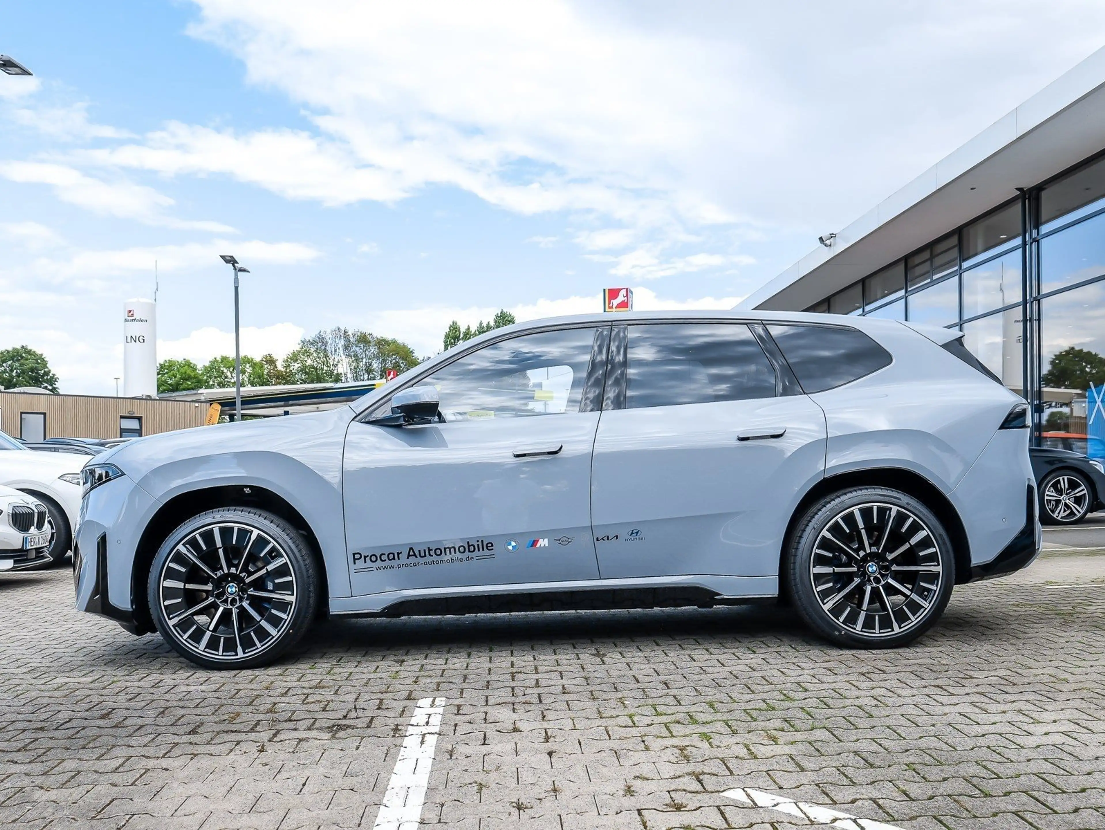 BMW iX3 40 M Sport Pro 22" 3D-HuD 360° AHK Panoramadach — photo 9