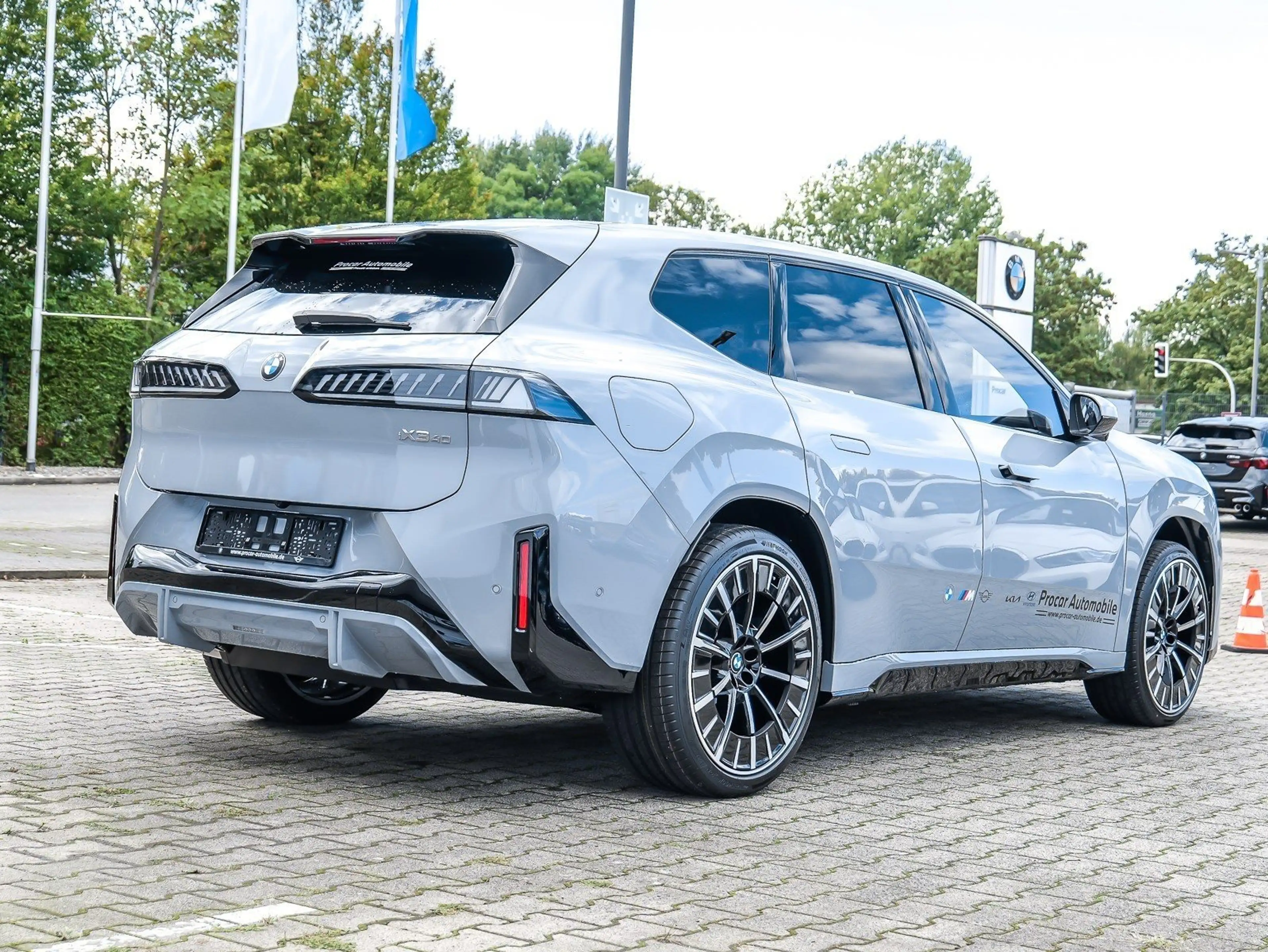 BMW iX3 40 M Sport Pro 22" 3D-HuD 360° AHK Panoramadach — photo 2
