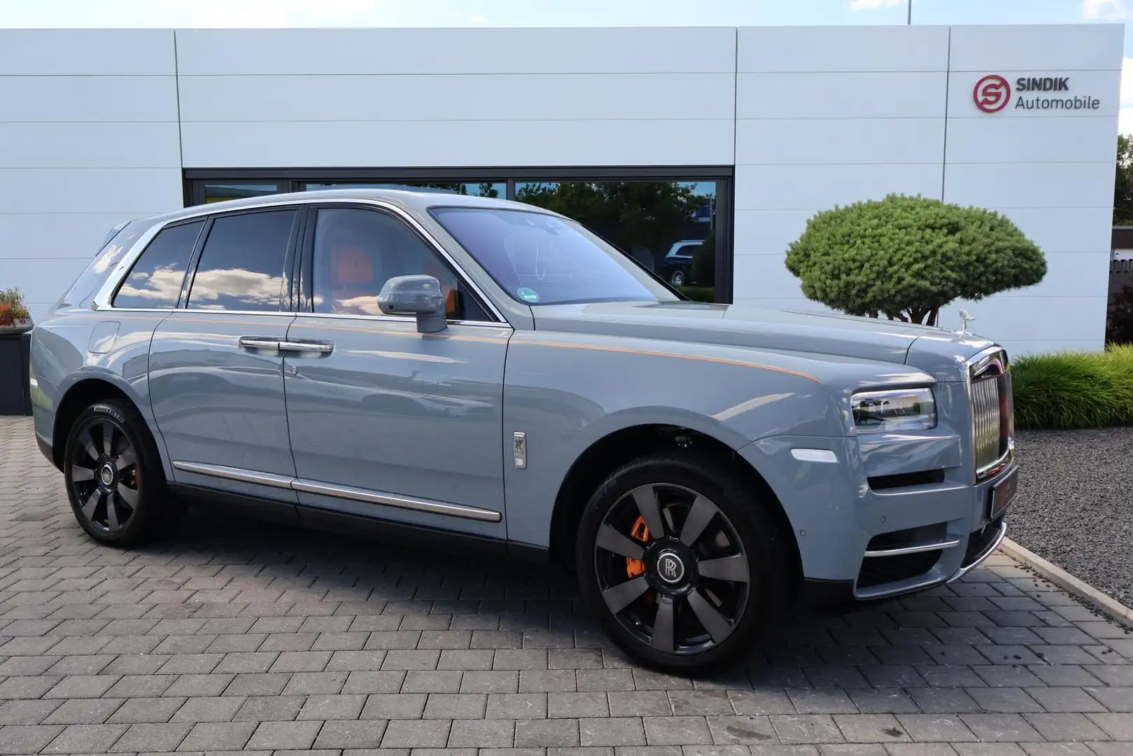 Rolls-Royce Cullinan Silver Badge-4Seater-Starlight-TV-ACC Grau - 2