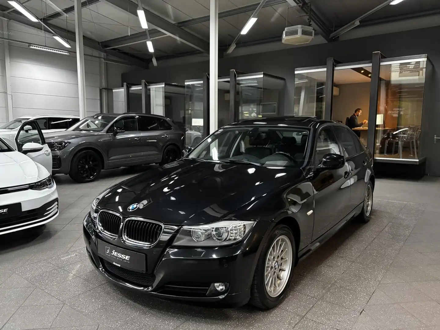 BMW 318 i Navi Tempomat GSD PDC SHZ Leder Noir - 1
