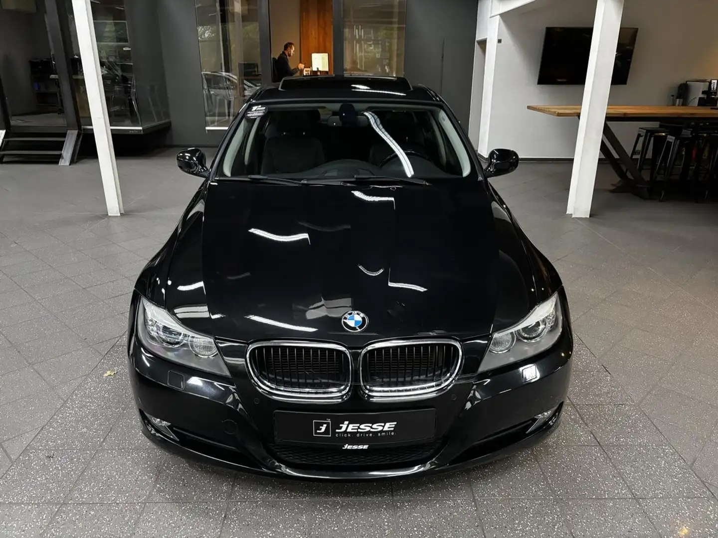 BMW 318 i Navi Tempomat GSD PDC SHZ Leder Noir - 2