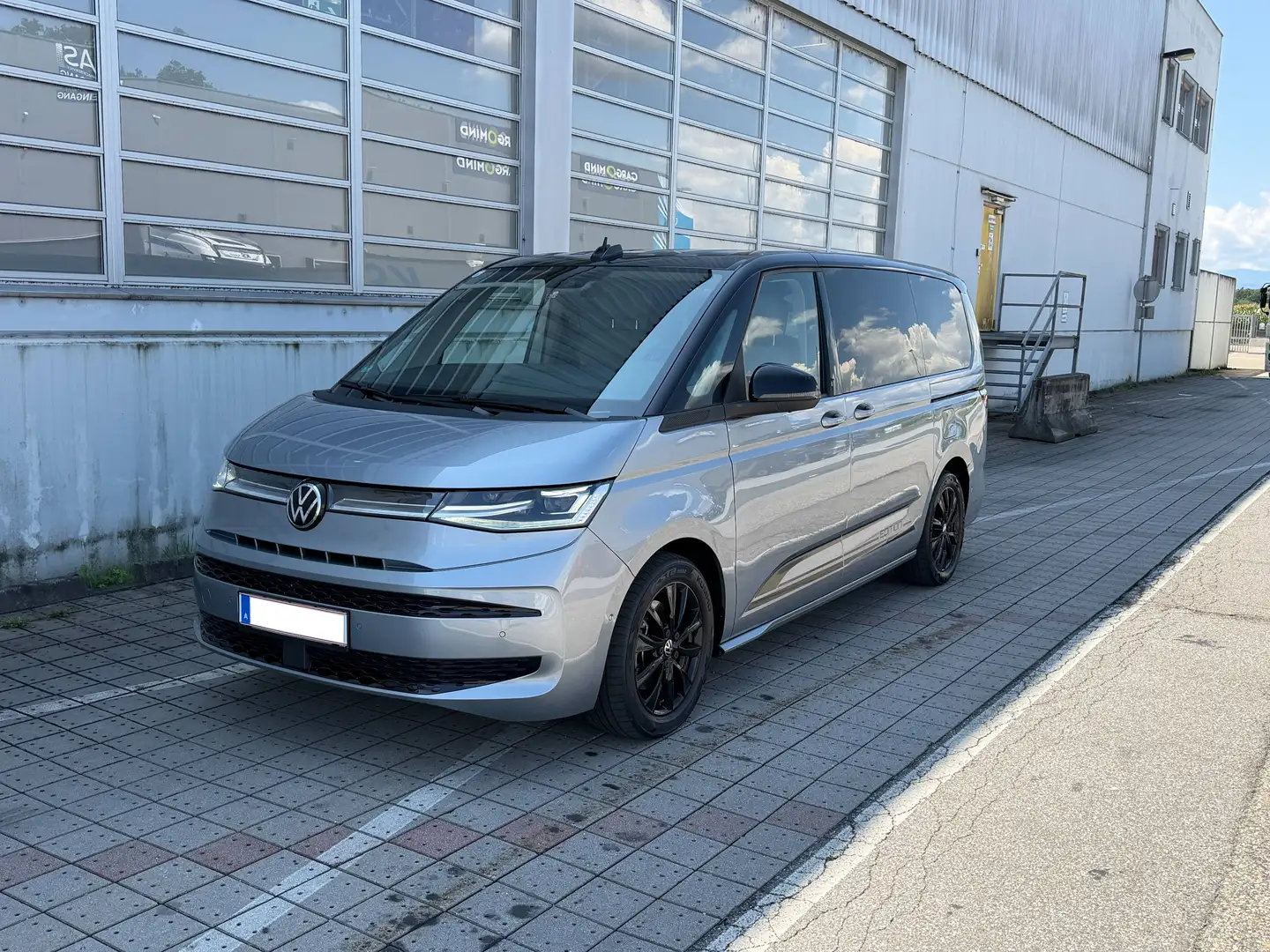Volkswagen T7 Multivan Multivan ÜH 2,0 TDI Edition DSG Silber - 2