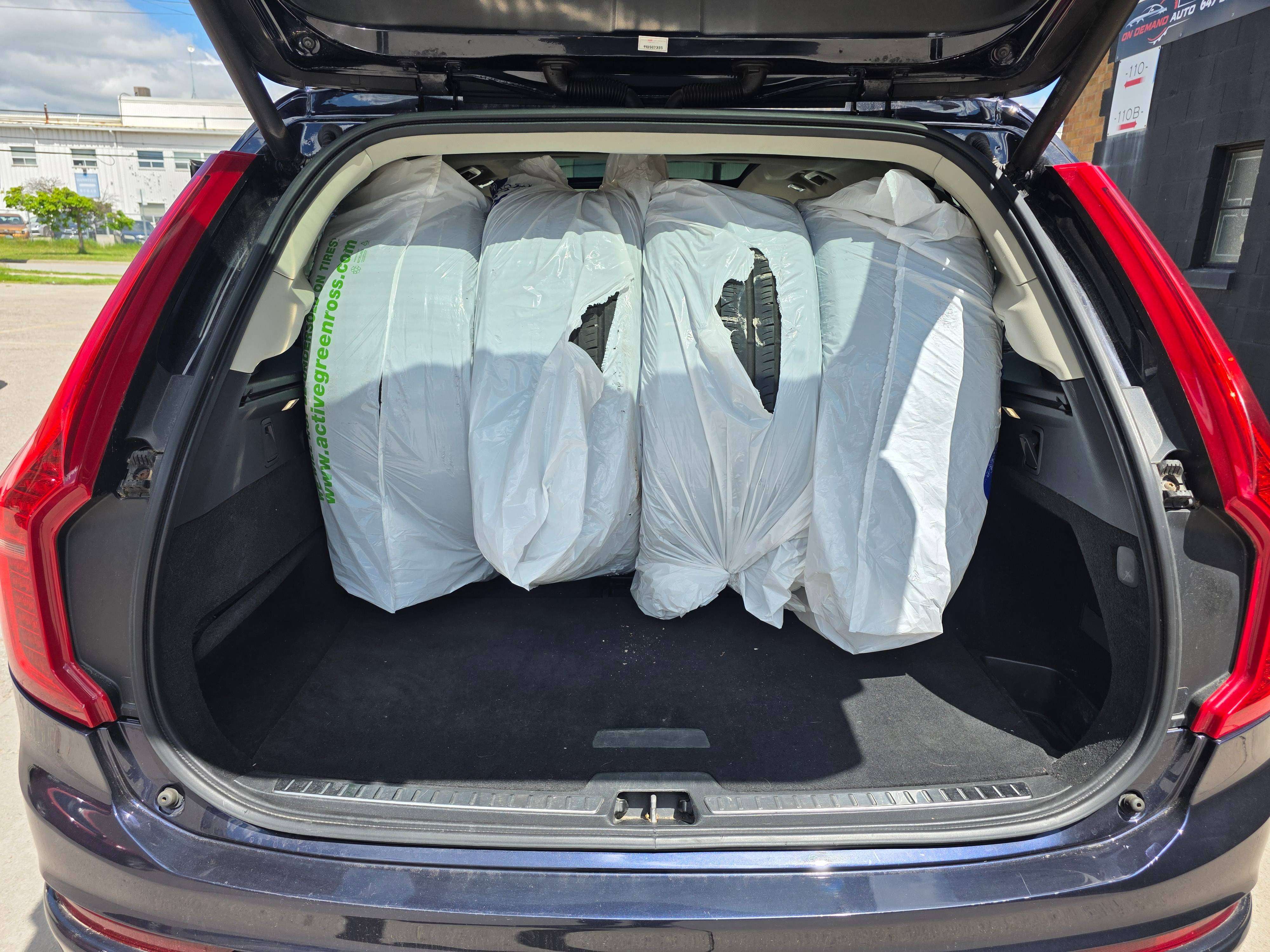 2016 Volvo XC90 T6 Momentum thumb 12