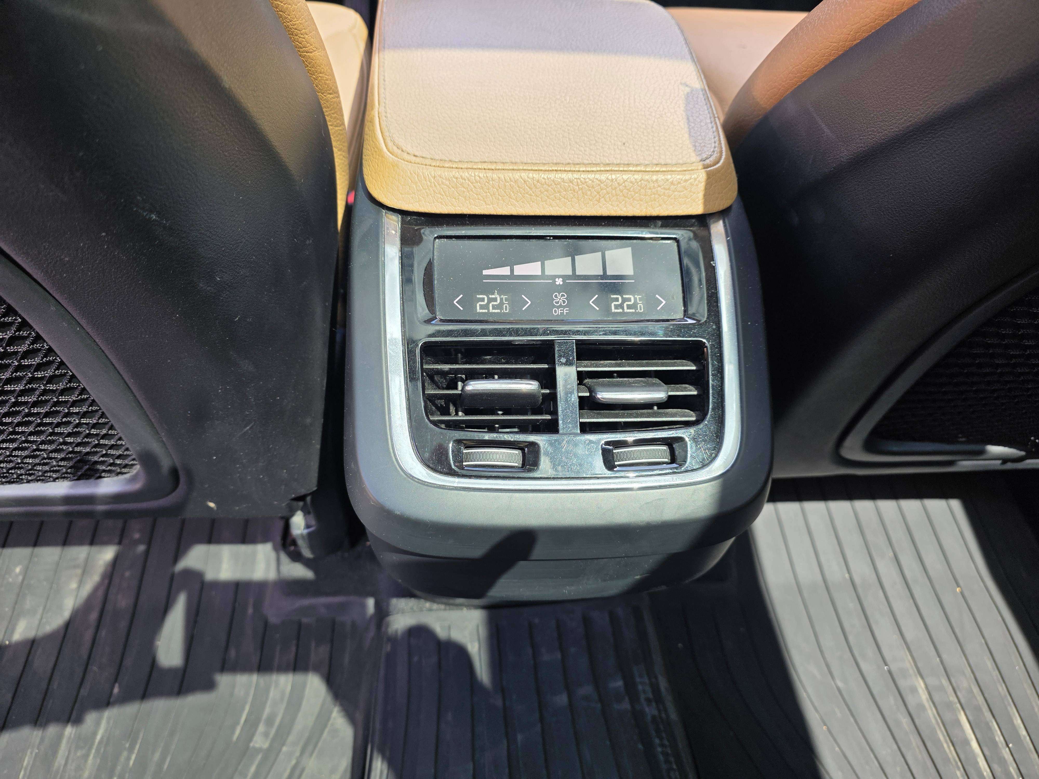 2016 Volvo XC90 T6 Momentum thumb 8