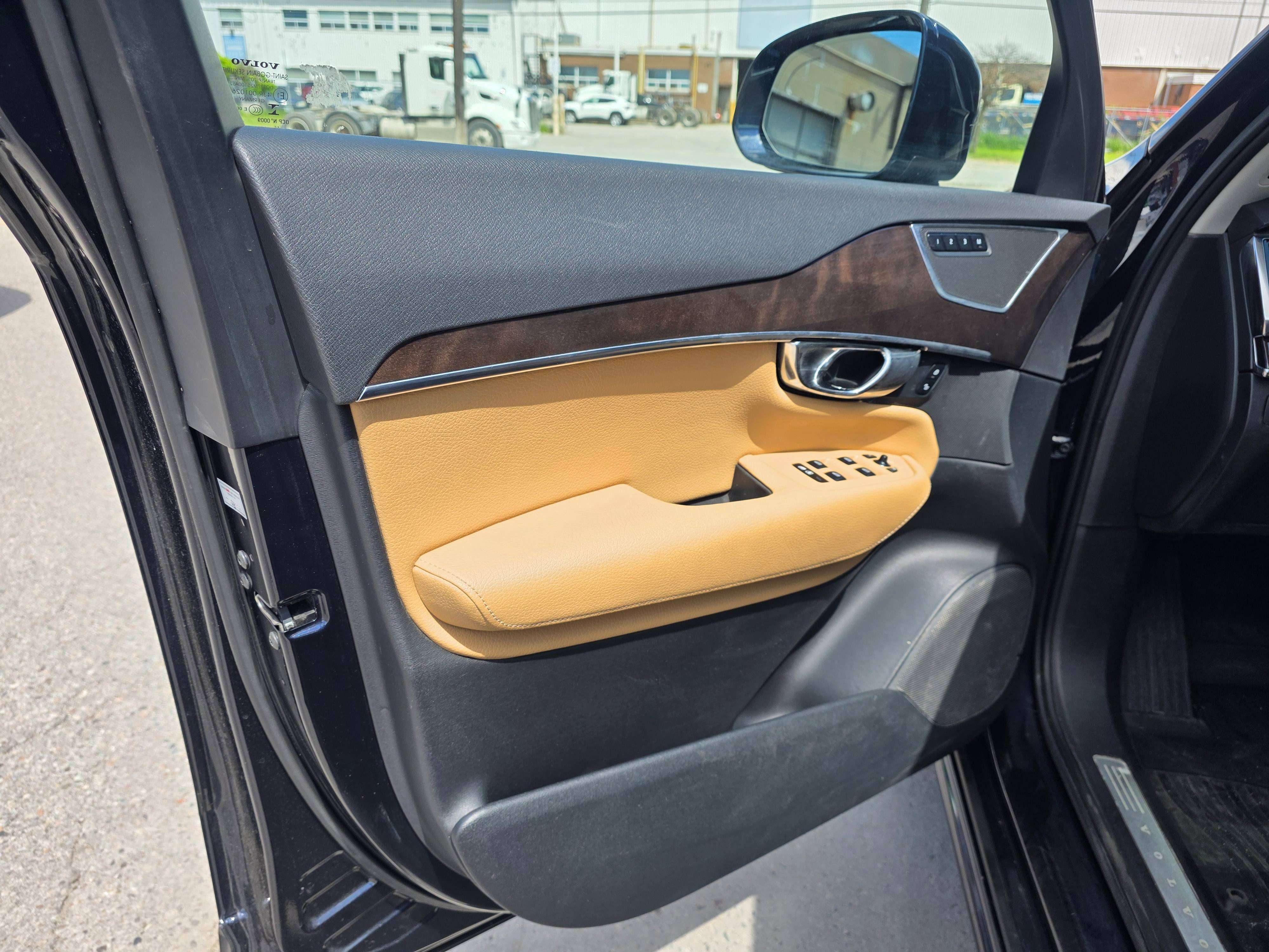 2016 Volvo XC90 T6 Momentum thumb 11