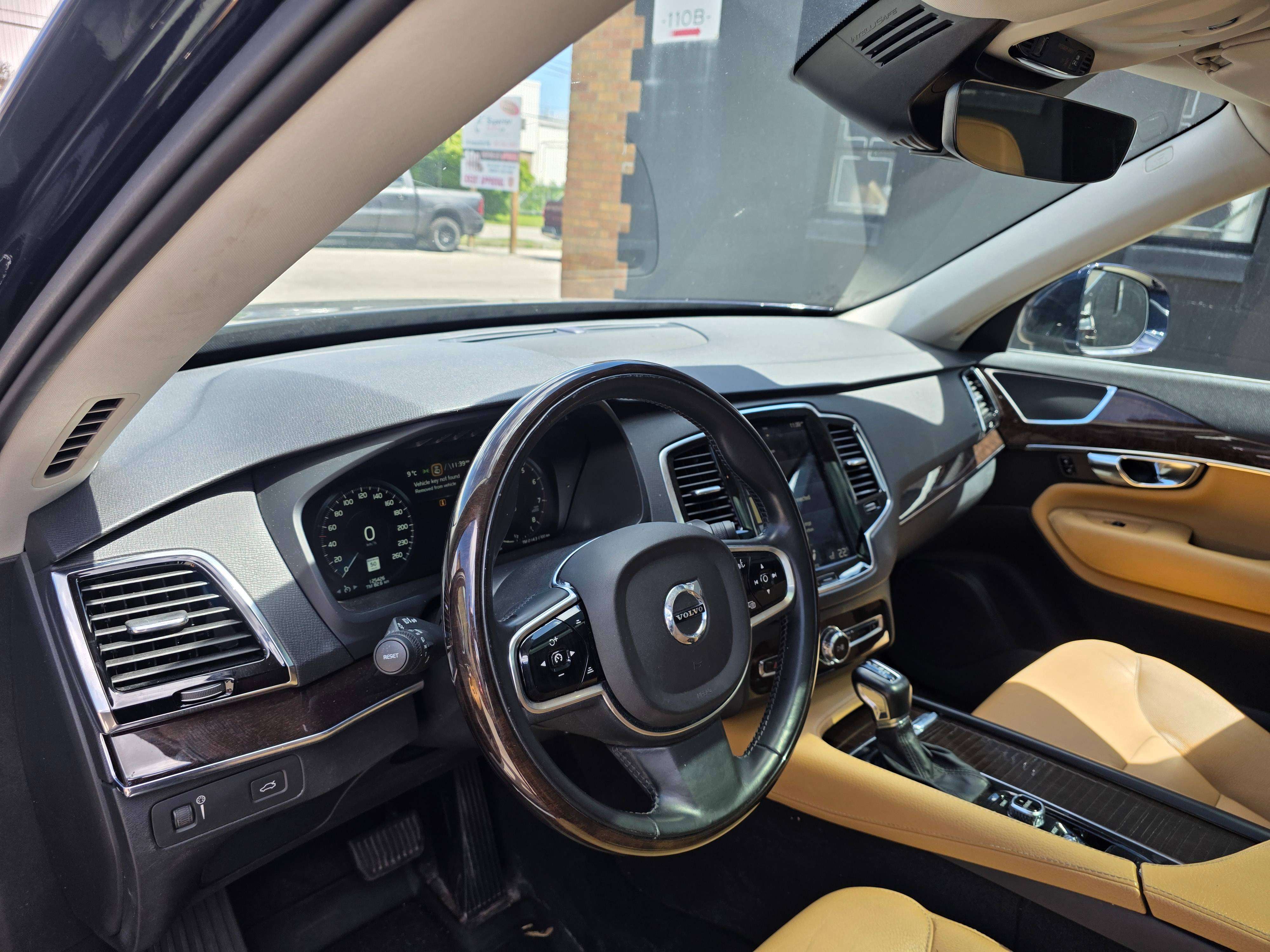 2016 Volvo XC90 T6 Momentum thumb 7