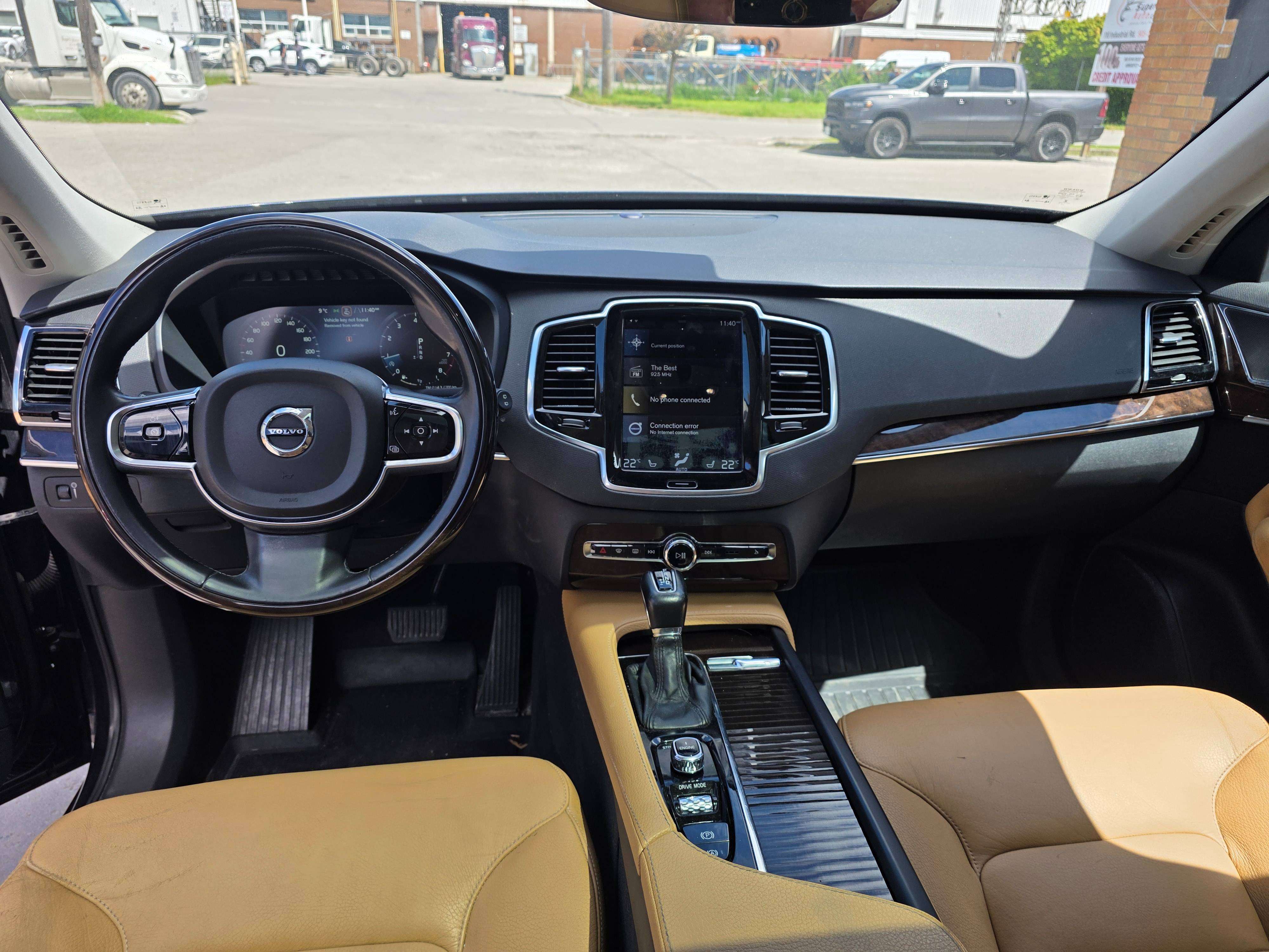 2016 Volvo XC90 T6 Momentum thumb 9