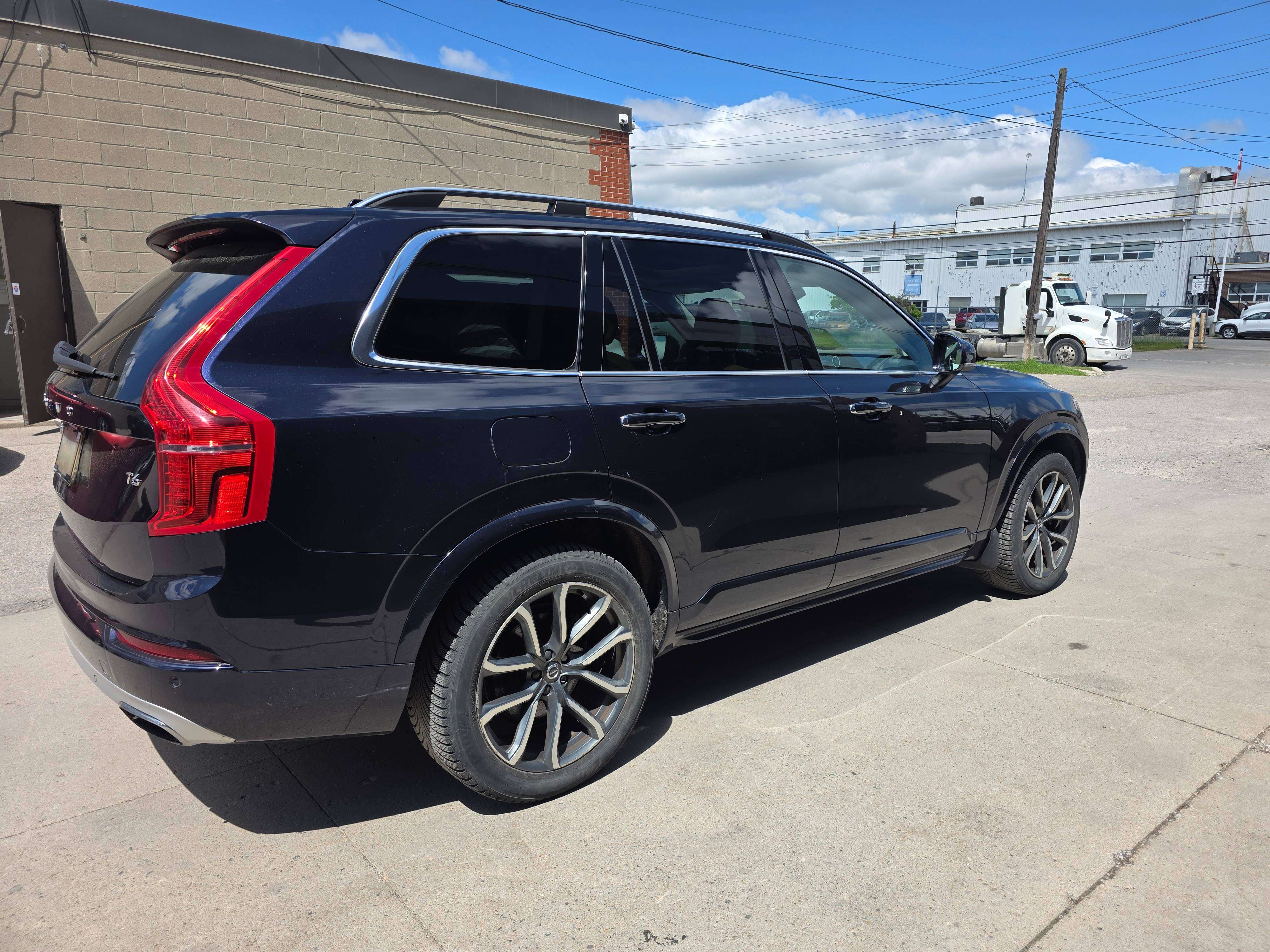 2016 Volvo XC90 T6 Momentum alt 4