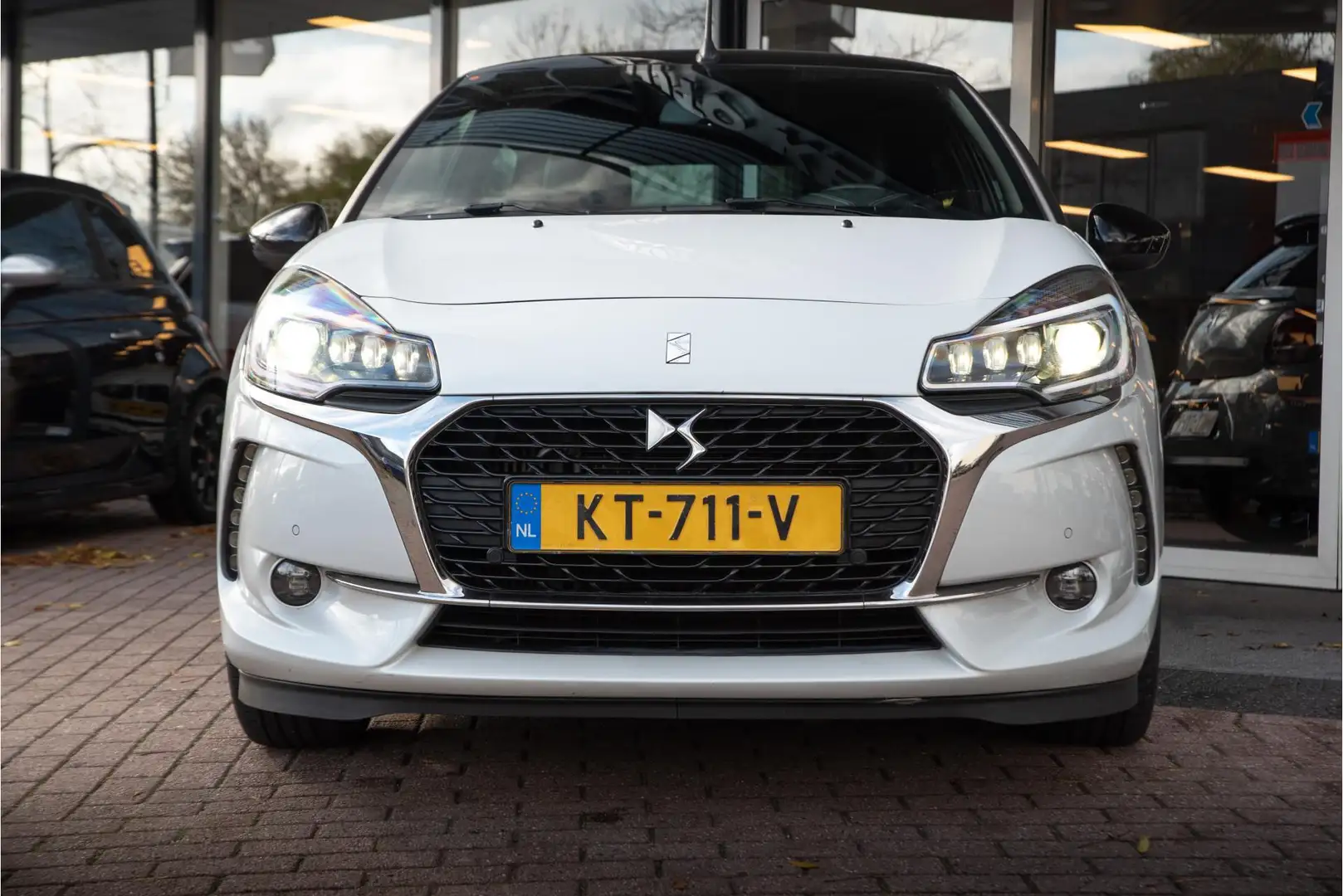 DS Automobiles DS 3 Cabrio 1.2 PureTech So Chic Automaat Leer Navi Sto Wit - 2