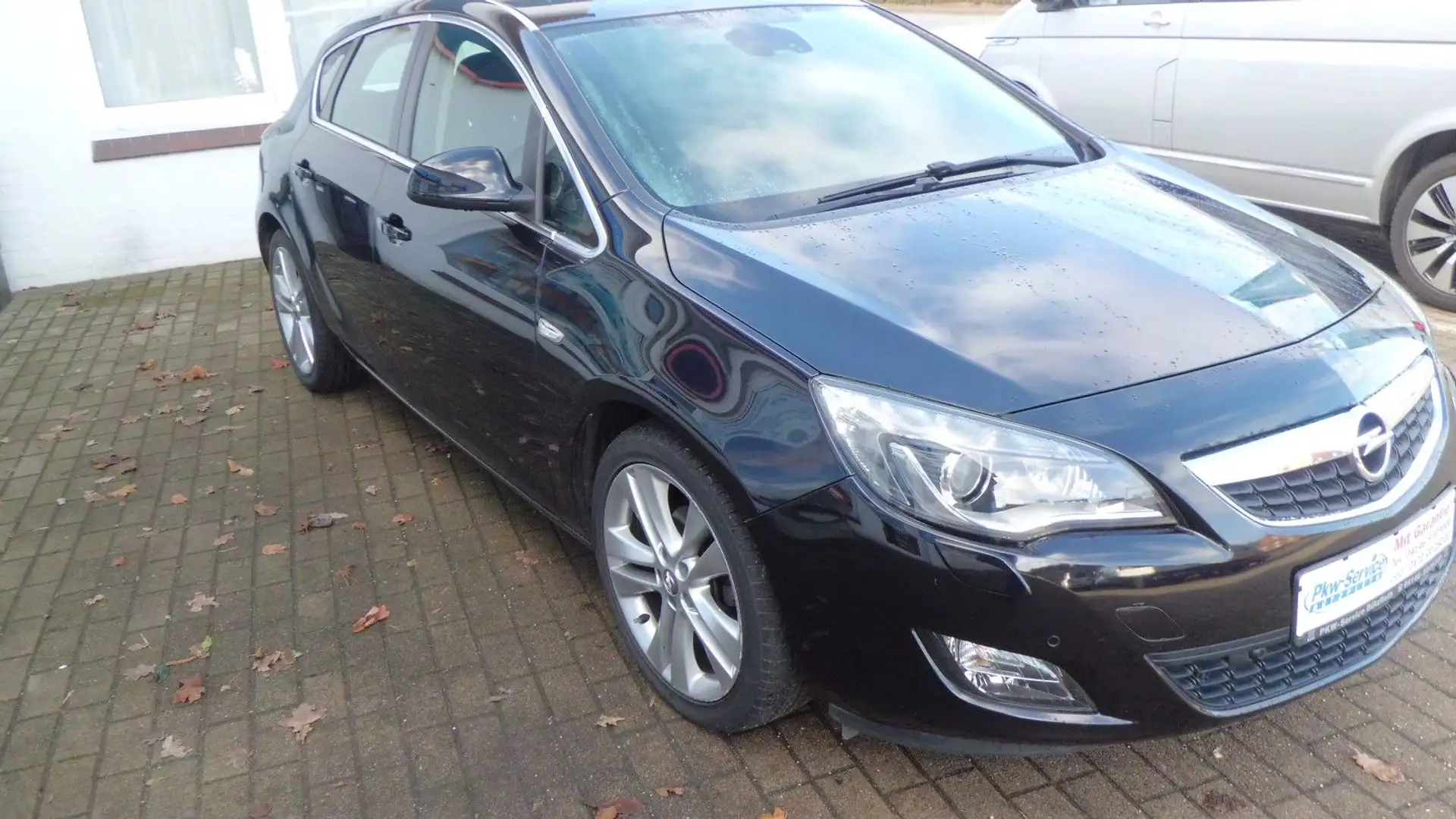 Opel Astra J Lim. 5-trg. Sport Schwarz - 2
