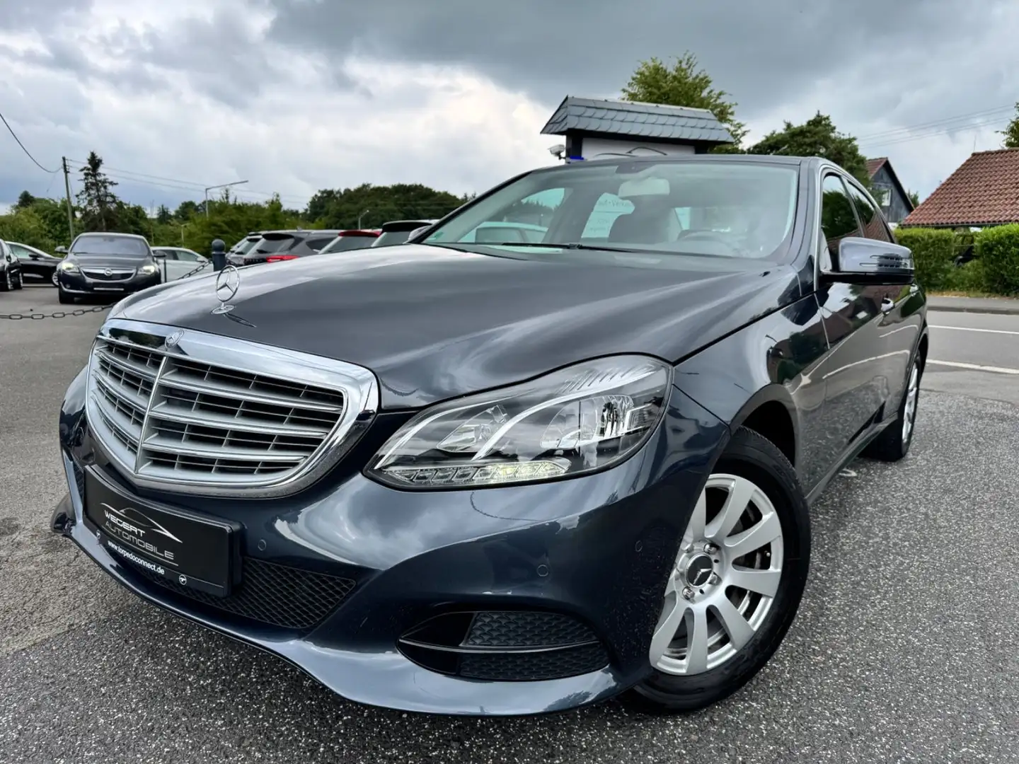 Mercedes-Benz E 200 CGI BlueEfficiency* LED*AHK*WENIG KM* Grau - 1