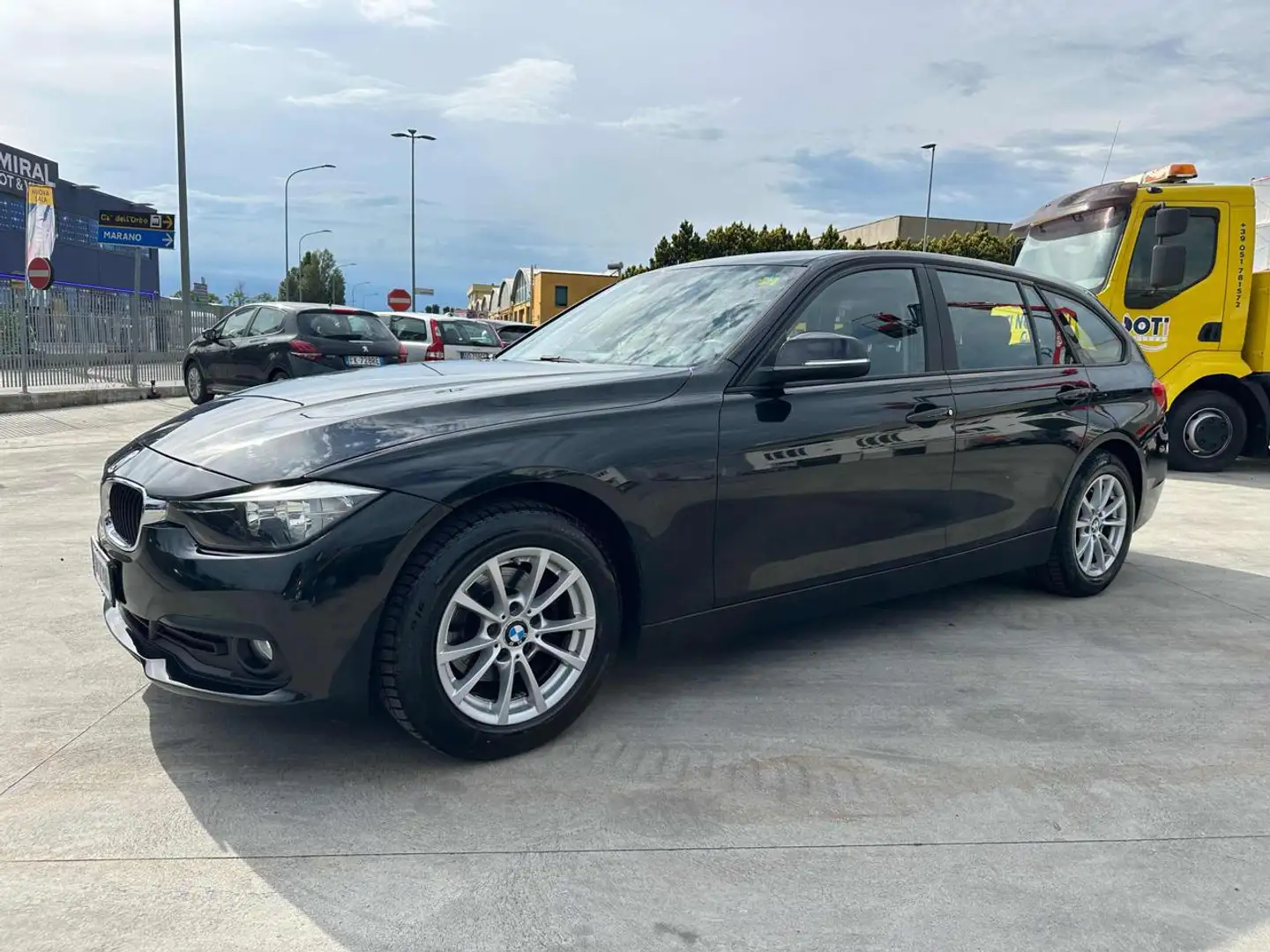 BMW 318 d Touring Business Advantage Zwart - 1