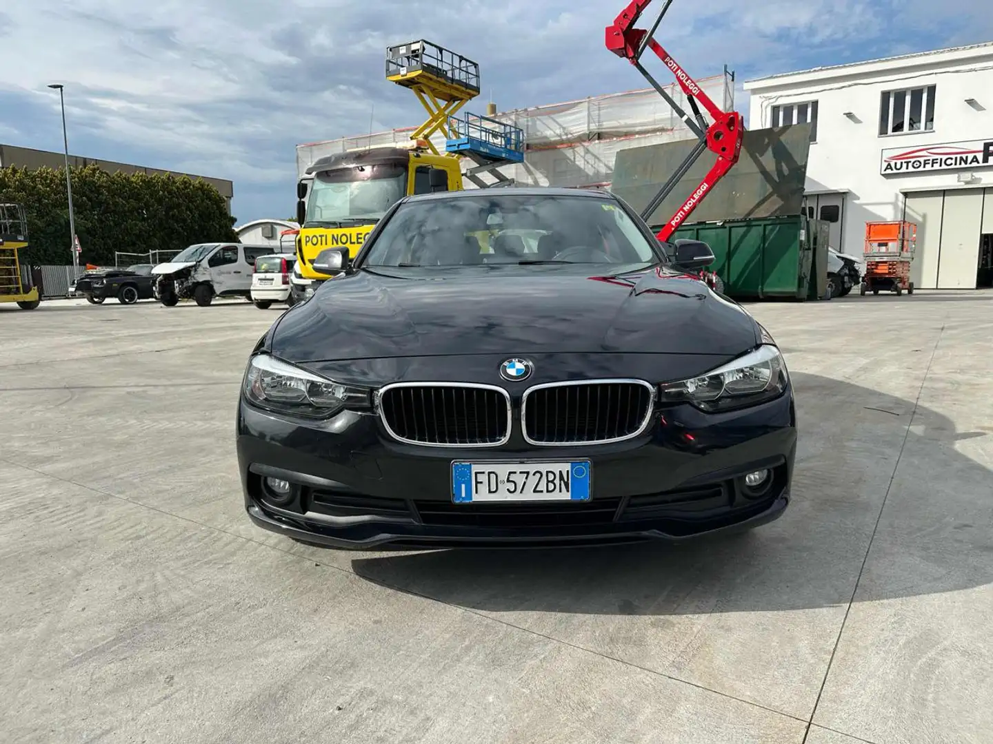 BMW 318 d Touring Business Advantage Zwart - 2