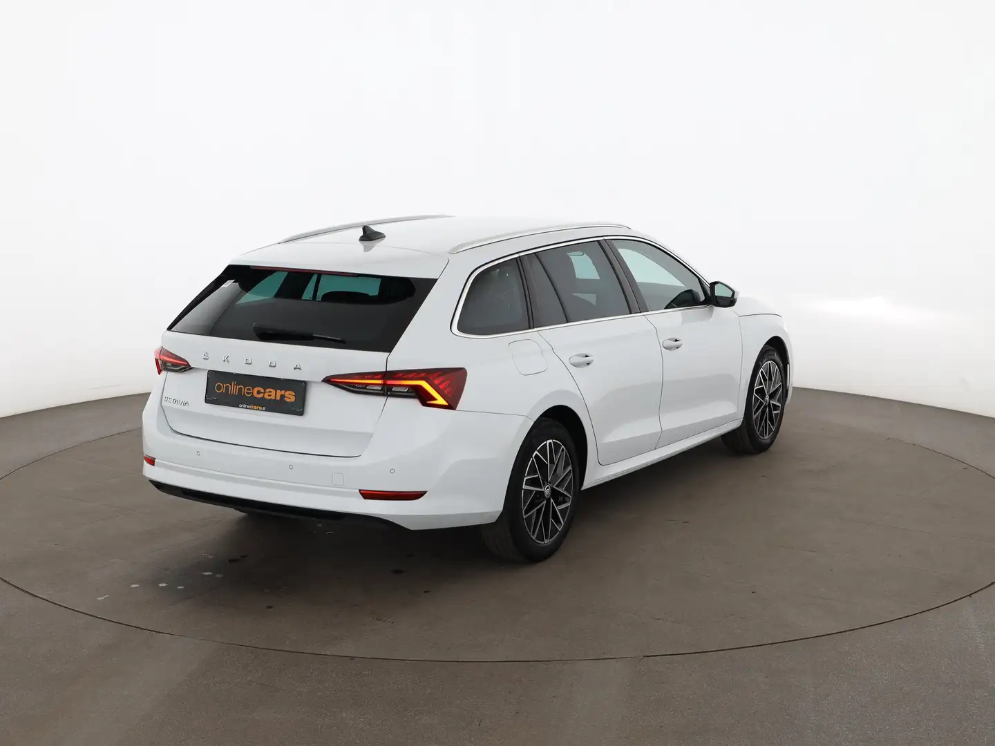 Skoda Octavia Combi 2.0 TDI Style Aut LED RADAR HEAD-UP Weiß - 2
