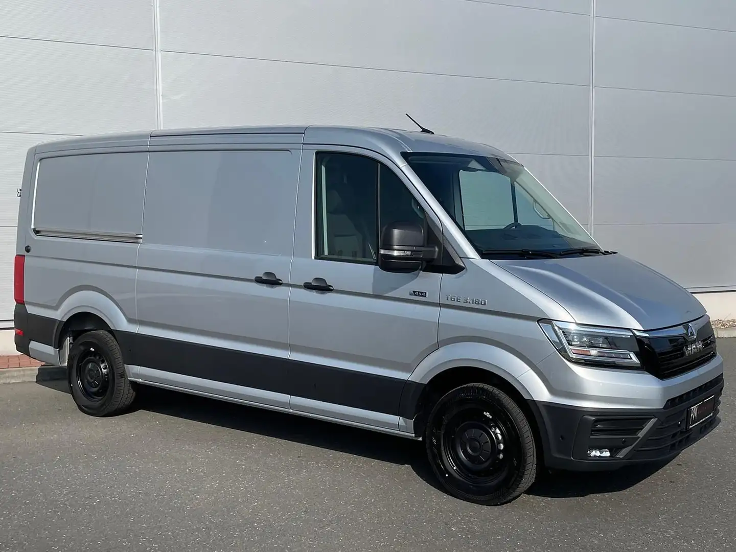 MAN TGE 3.180 L3H2 Kasten 4x4 AUTOM ACC NAV Plateado - 2