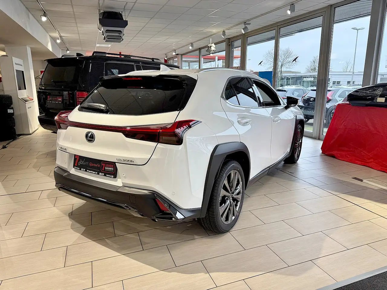 Lexus UX 300h F Sport Design 3