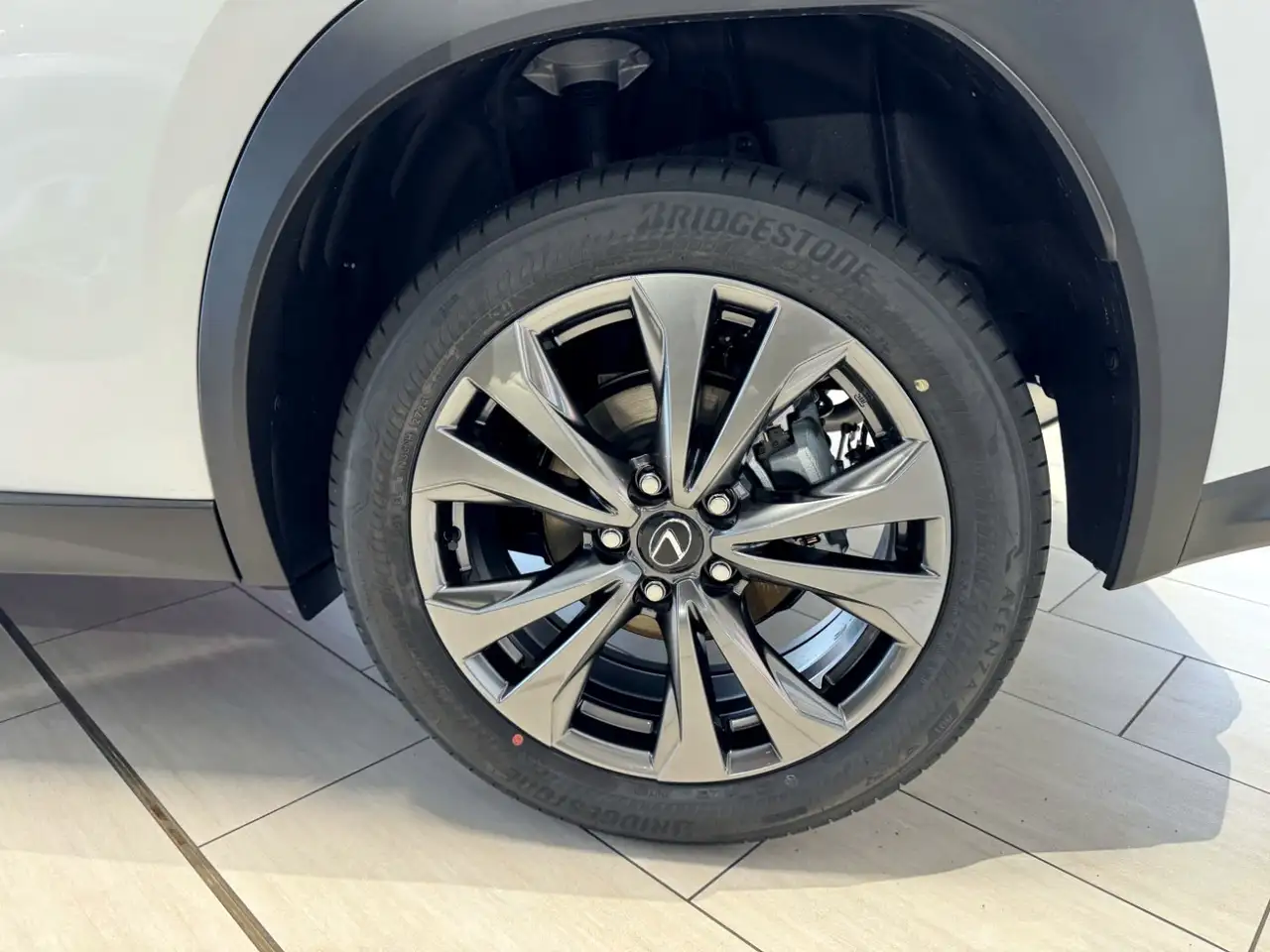 Lexus UX 300h F Sport Design 16