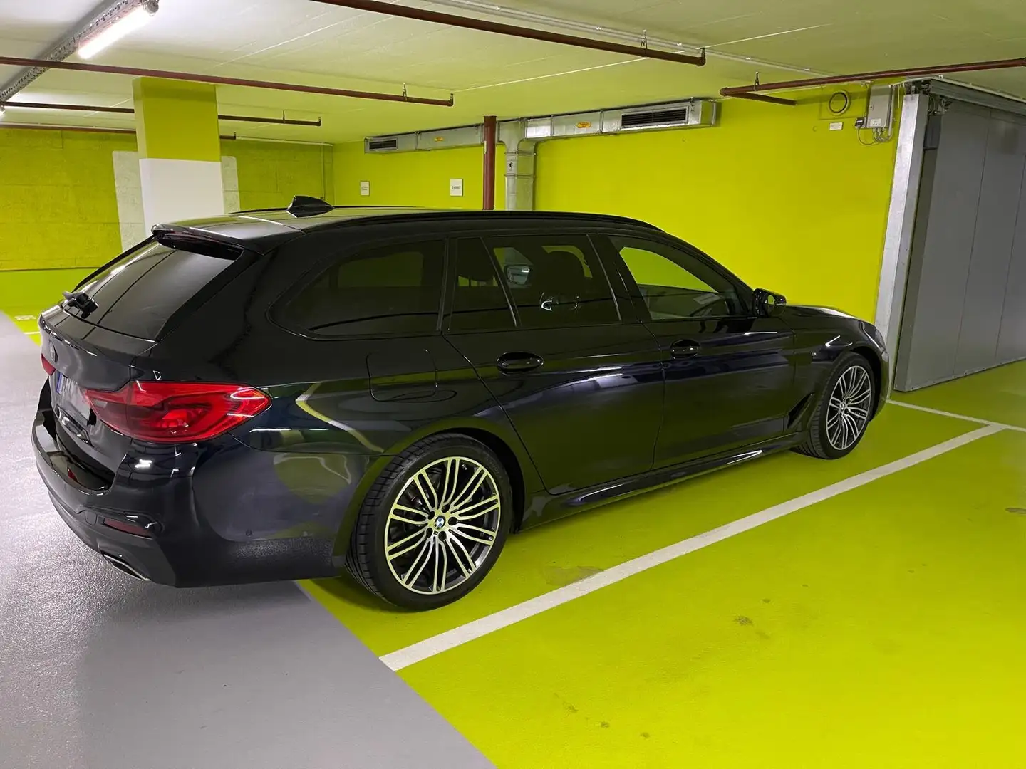 BMW 520 M-Sport,19 Zoll,Service inkl.,HUD,Navi Prof., LED Schwarz - 1