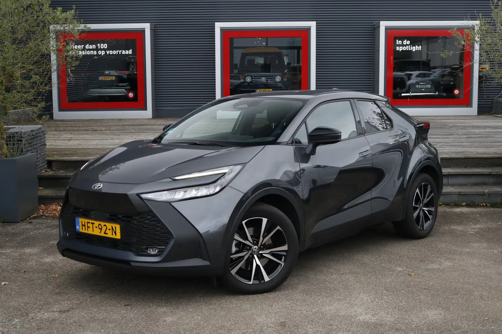 Toyota C-HR 2.0 Plug-in Hybrid 220 Dynamic Grijs - 1