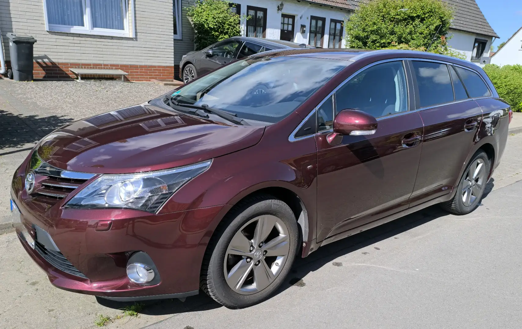 Toyota Avensis Combi 1.8 Edition (2014) Rot - 1