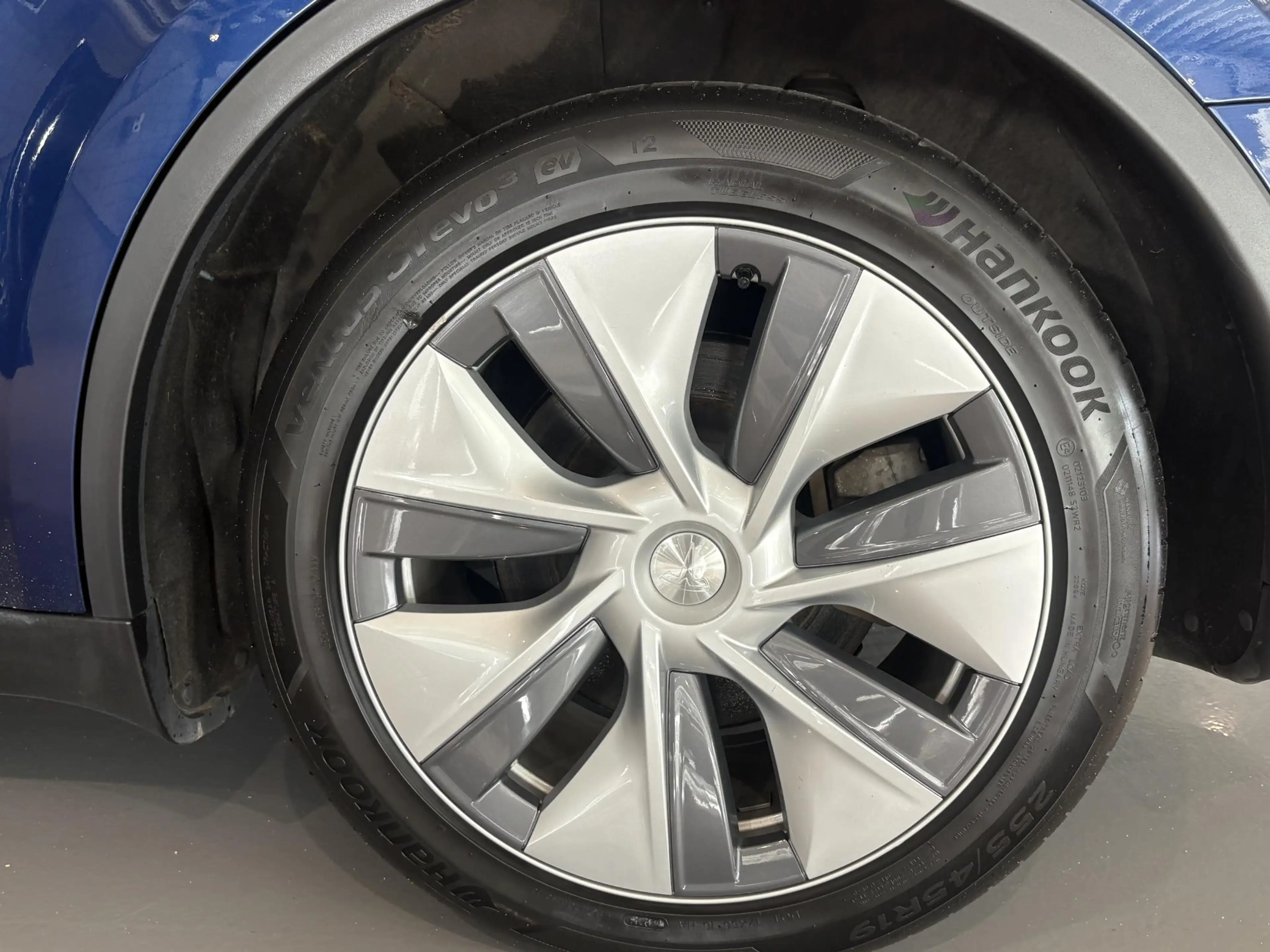 Tesla Model Y Long Range AWD 75 kWh — photo 4