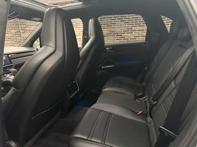 Porsche Cayenne view 11