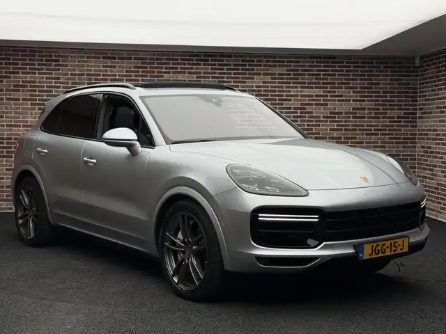 Porsche Cayenne view 12