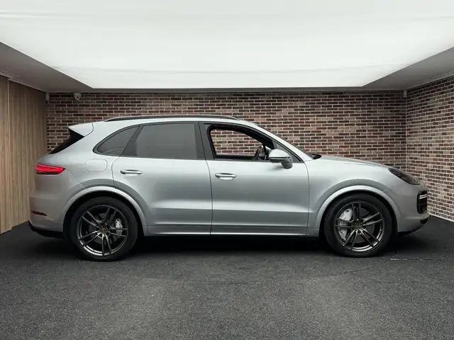 Porsche Cayenne view 6