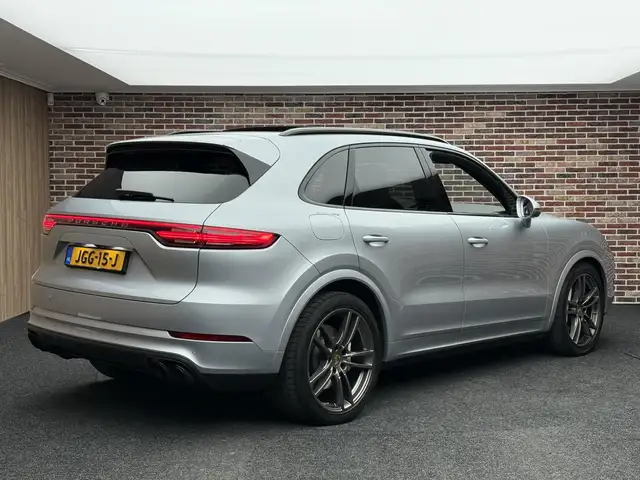 Porsche Cayenne view 2
