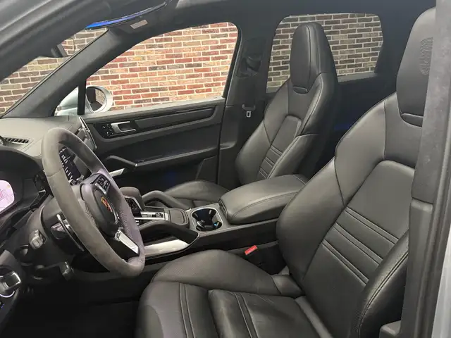 Porsche Cayenne view 8