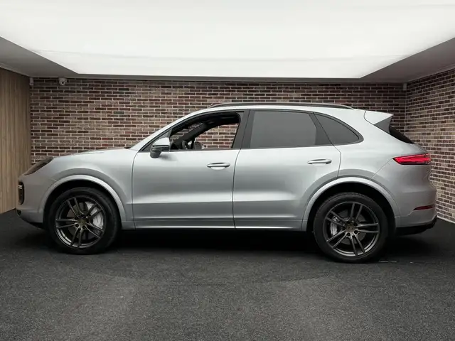 Porsche Cayenne view 7