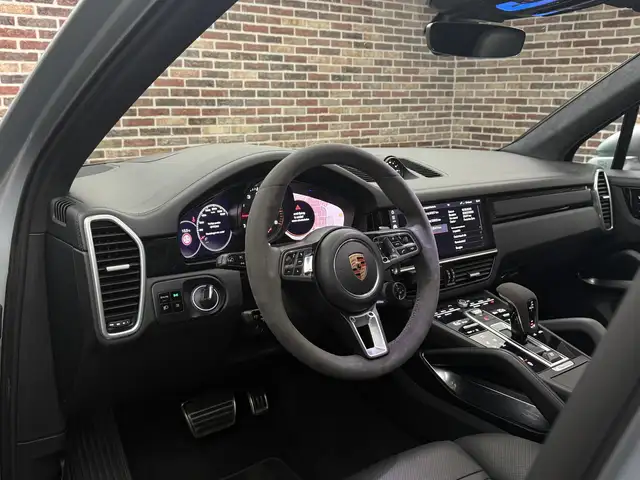 Porsche Cayenne view 3