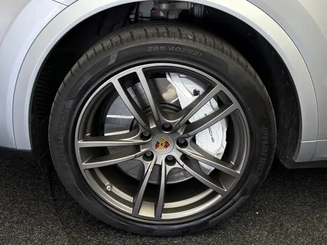Porsche Cayenne view 13
